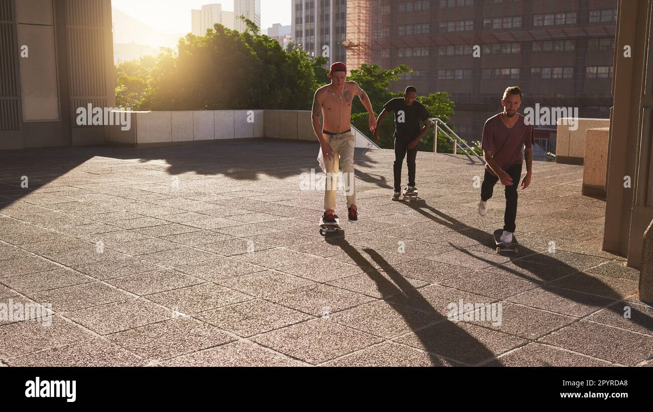 Il suffit de suivre le flux. un groupe de patineurs patinant dans la ville. Banque D'Images