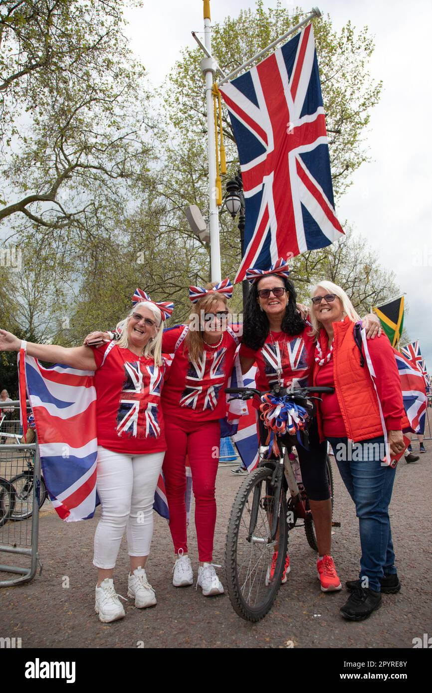 Londres, Royaume-Uni. 4th mai 2023. Judith, Carol, Claire et Gill, les « Anges de vélo de Basildon », sont venus au Mall où des centaines de personnes se sont rassemblées pour être la première en file d'attente pour assister à la procession du couronnement samedi. Le couronnement du roi Charles III et de la reine Camilla aura lieu sur 6 mai. Credit: Kiki Streitberger / Alamy Live News Banque D'Images