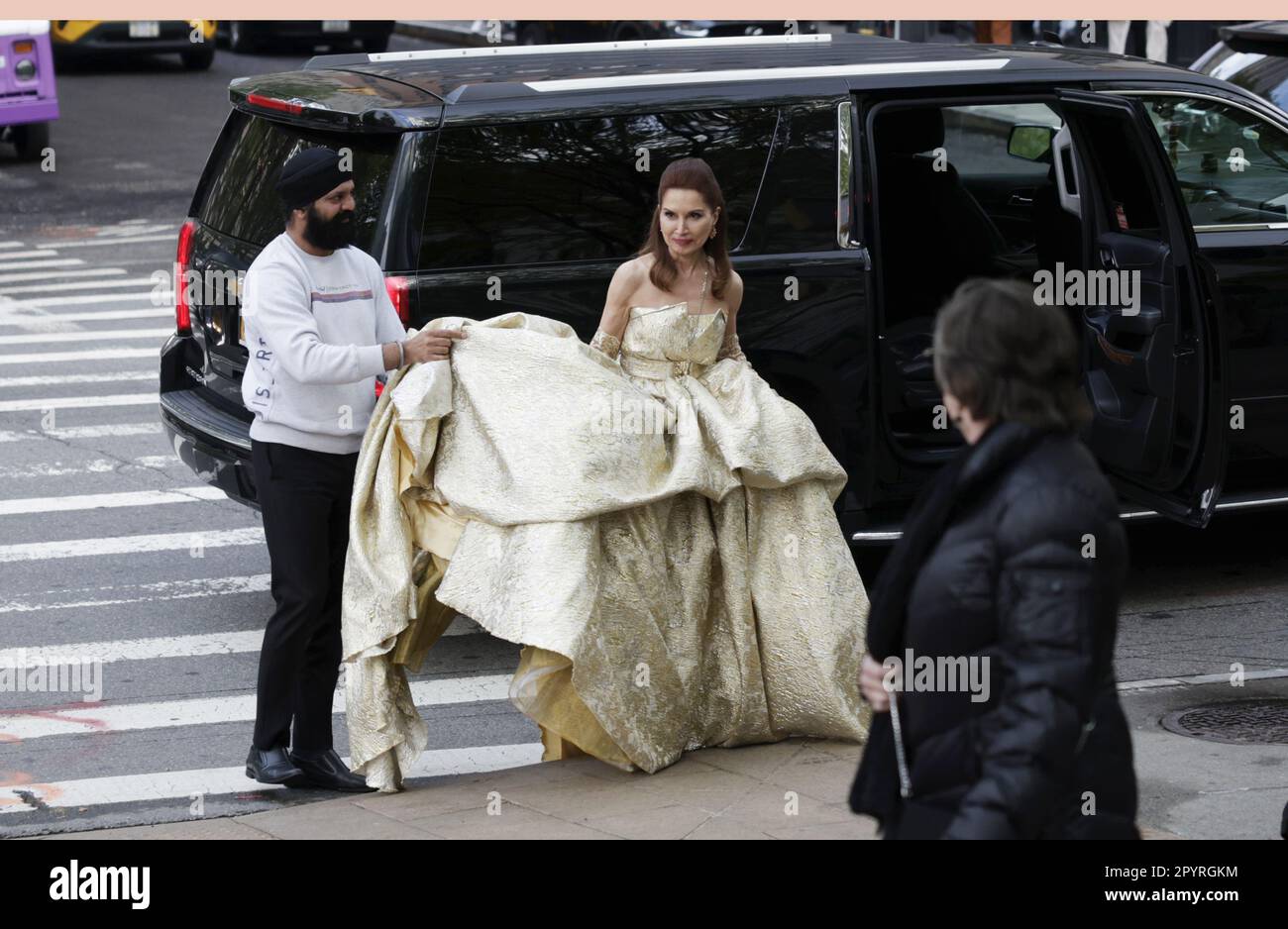 New York, États-Unis. 04th mai 2023. Une cliente est aidée sur le trottoir lorsqu'elle arrive au tapis rouge portant une robe en tenue habillée au Lincoln Center avant le début du gala de printemps 2023 du Ballet de New York : INVENTION au David H. Koch Theatre sur 04 mai 2023 à New York. Photo de John Angelillo/UPI crédit: UPI/Alay Live News Banque D'Images