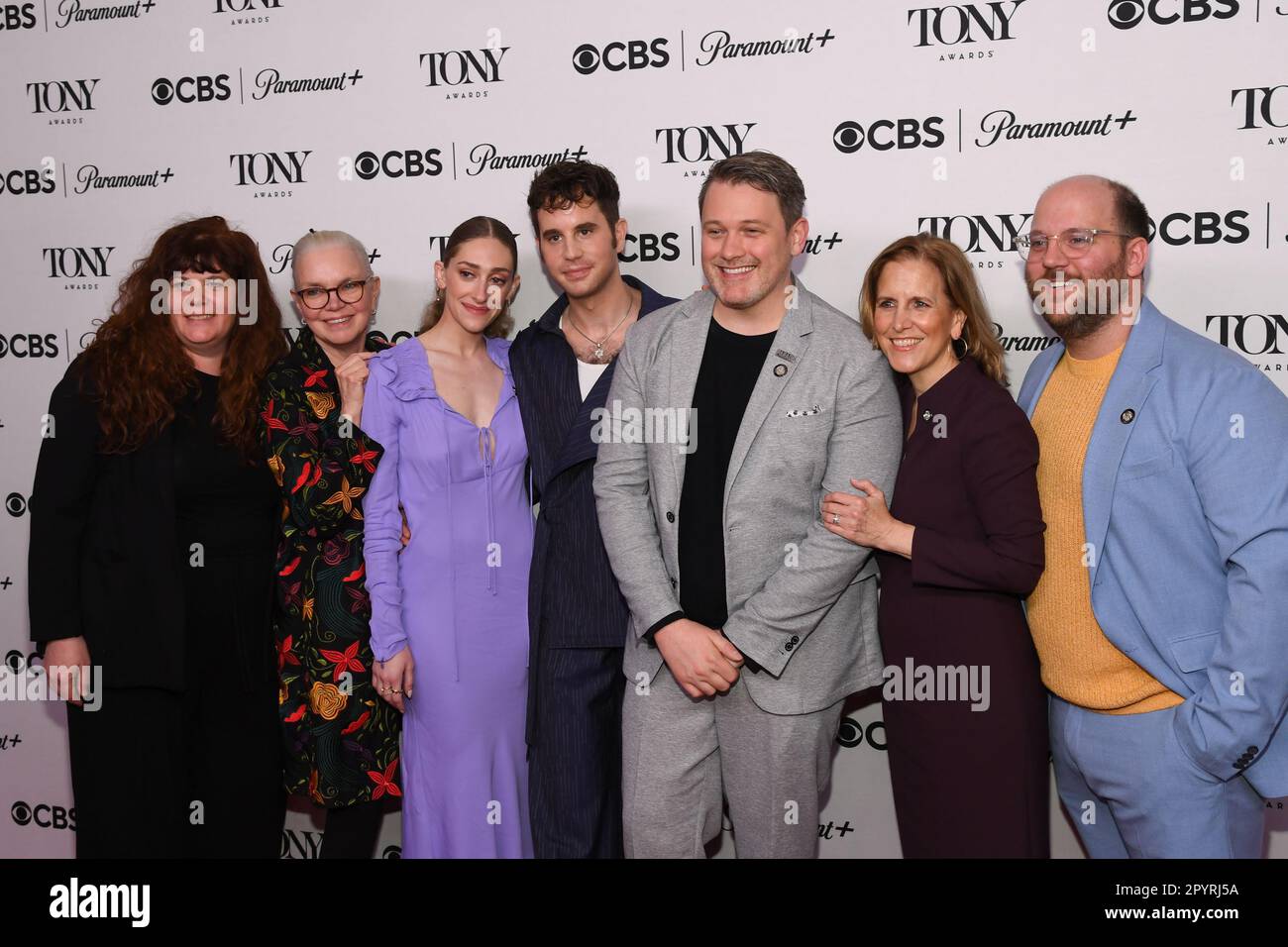 New York, États-Unis. 04th mai 2023. Heather Gilbert, Susan Hilferty, Micaela Diamond, Ben Platt, Michael Arden, Kristin Caskey, Greg Nobile marchant sur le tapis rouge lors des Tony Awards 76th, rencontrez les nominés lors de la journée de presse au Sofitel de New York, NY on 4 mai 2023. (Photo par Efren Landaos/Sipa USA) crédit: SIPA USA/Alay Live News Banque D'Images