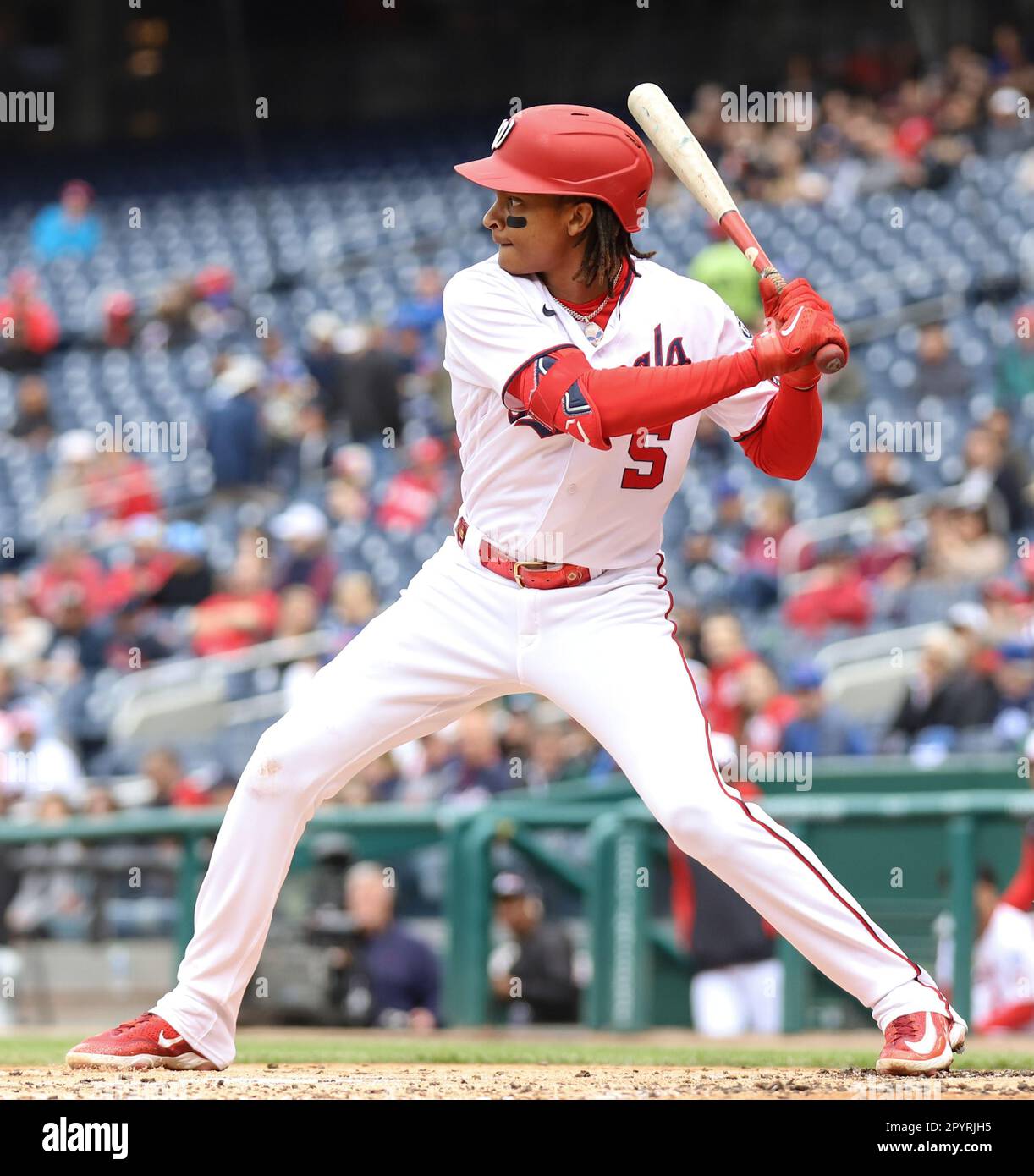 L'arrêt court des Nationals de Washington CJ Abrams (5) entre dans la boîte des batteurs, attend le premier terrain au match des Nationals de Washington vs Chicago Cubs au Nationals Park à Washington D.C. le 3 mai 2023, les Nationals ont battu les Cubs 4-3. (Alyssa Howell/image du sport) Banque D'Images