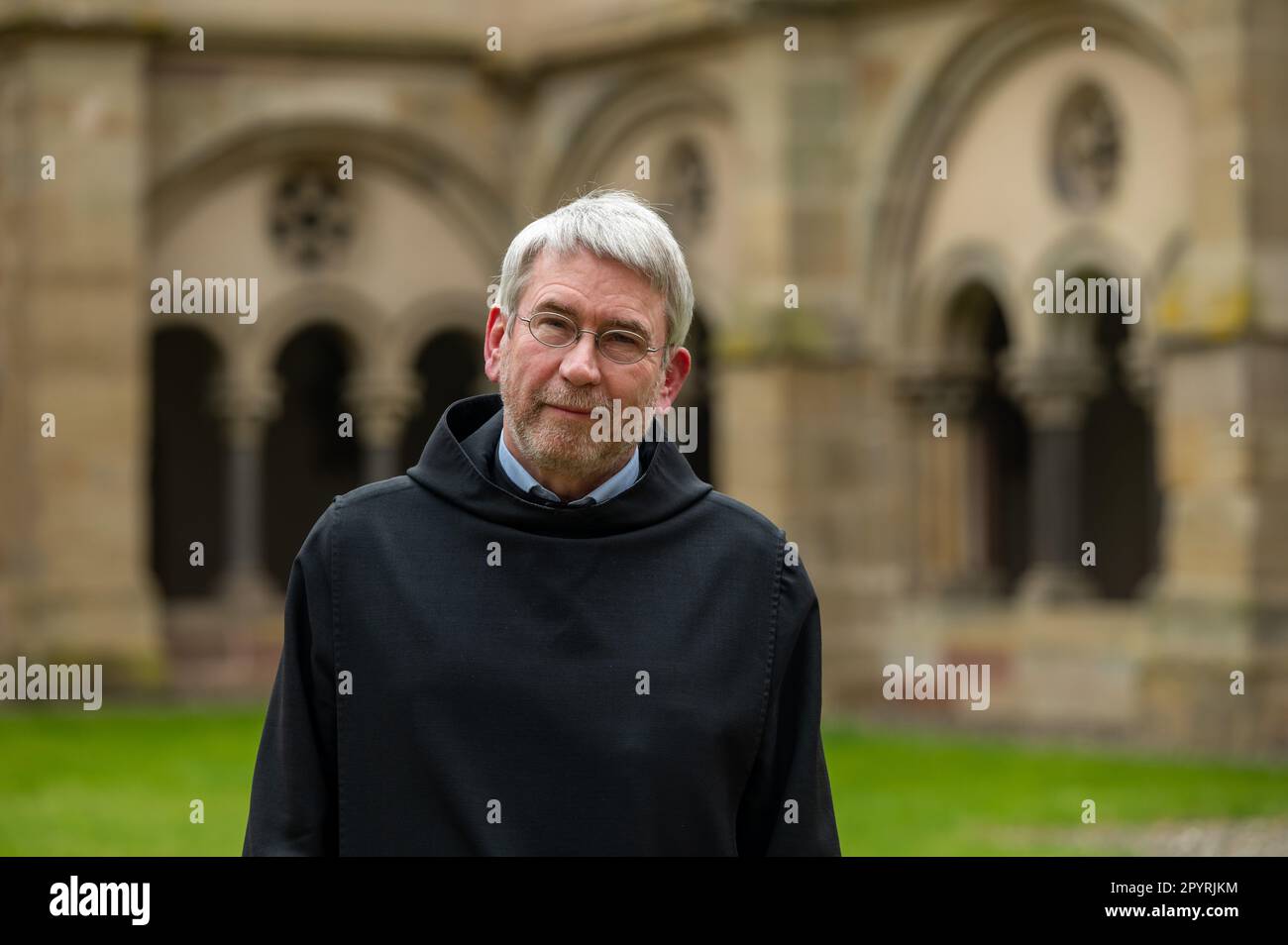 Trèves, Allemagne. 28th avril 2023. Monk Eucharius Wingenfeld se trouve dans l'abbaye bénédictine de Saint-Matthias. Il est également juge au Trèves District court. Pour lui, c'est tout à fait normal, pour d'autres il semble exotique. Eucharius Wingenfeld est juge au tribunal de district et en même temps moine avec les Bénédictins. Cela ne le met pas en conflit avec sa foi. Credit: Harald Tittel/dpa/Alay Live News Banque D'Images