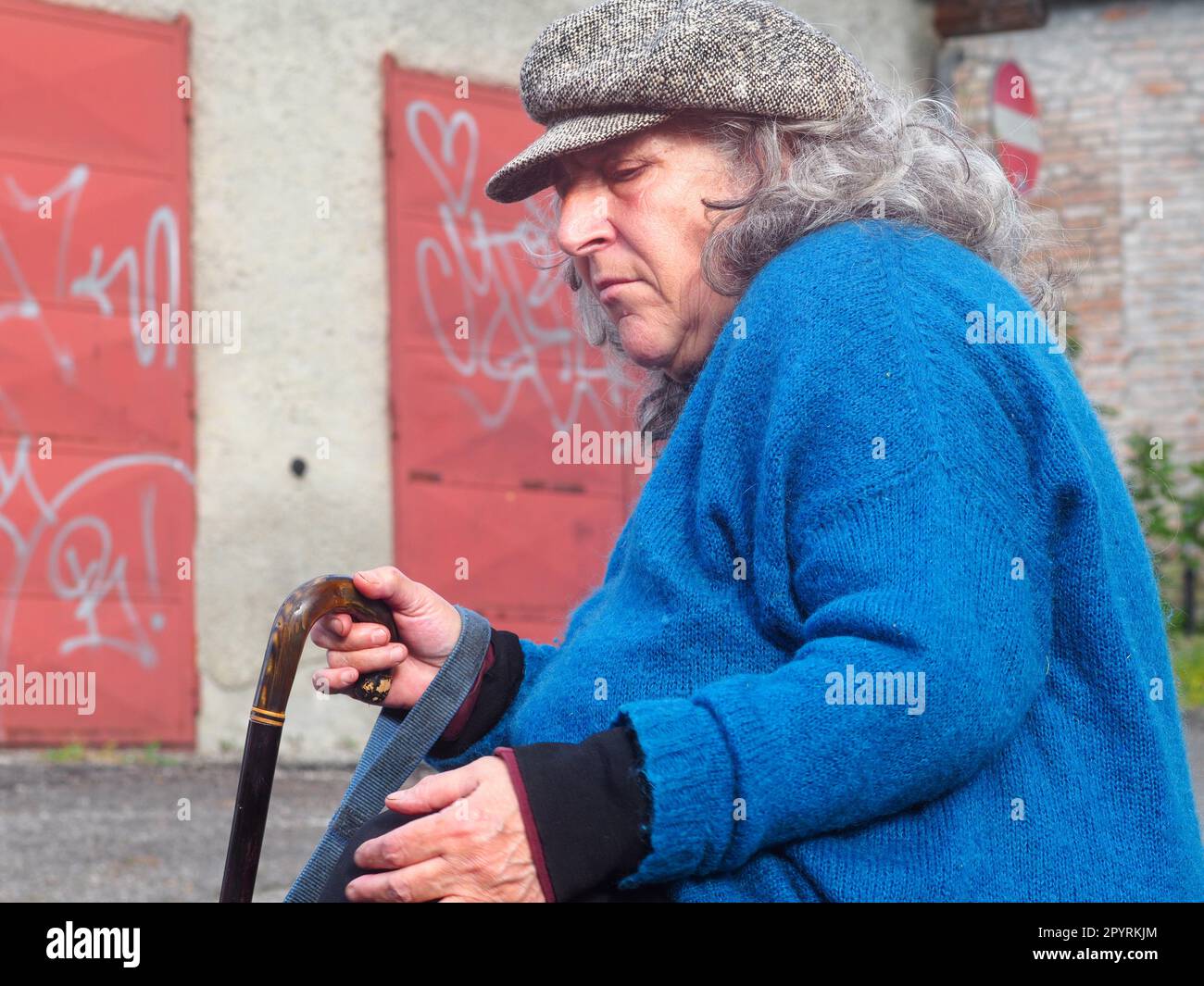 femme sénior souffrant du symptôme de déconfort de pakinson. Concept de santé mentale et de soins aux personnes âgées Banque D'Images