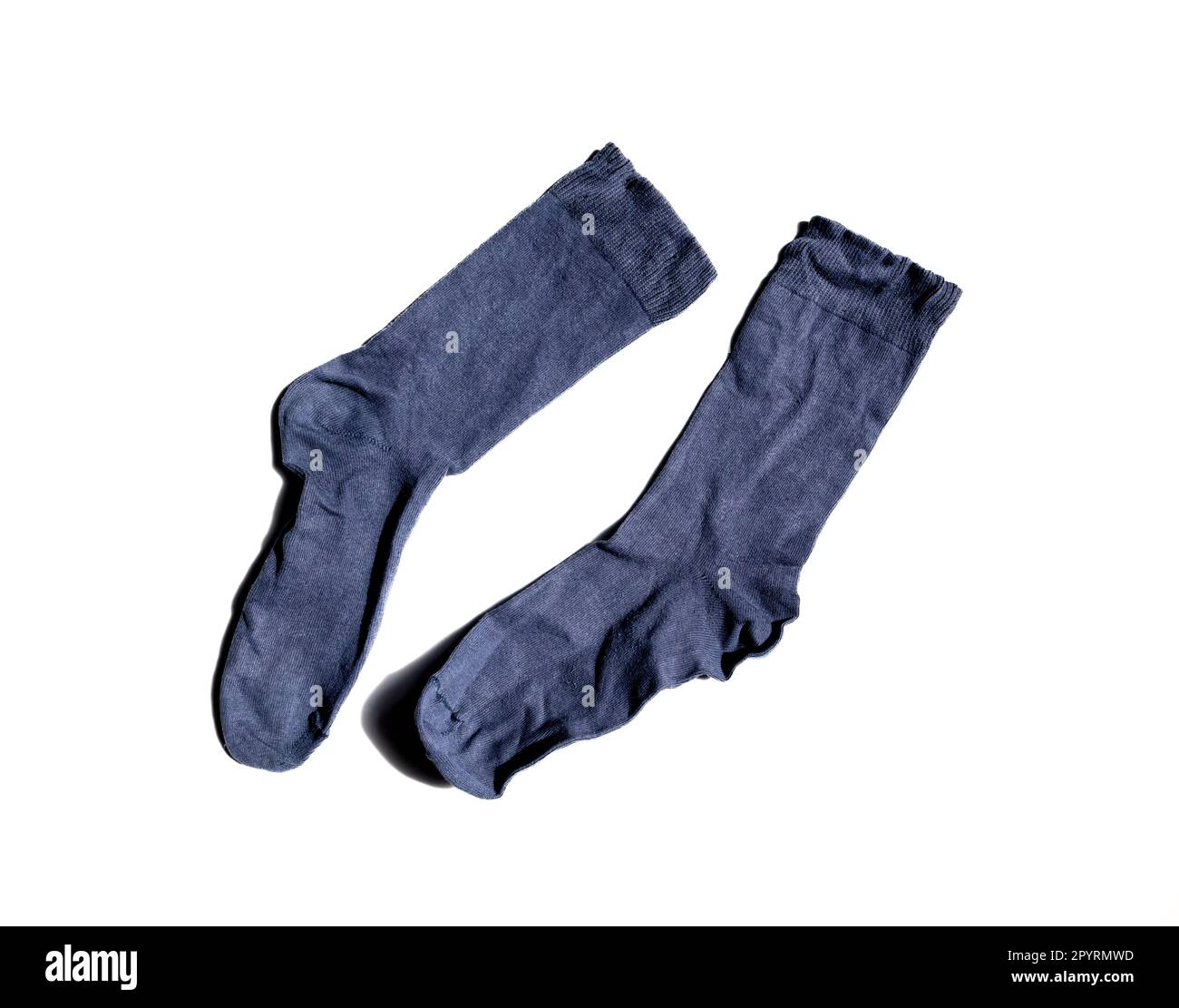 Chaussettes froissés isolées sur fond blanc. Banque D'Images