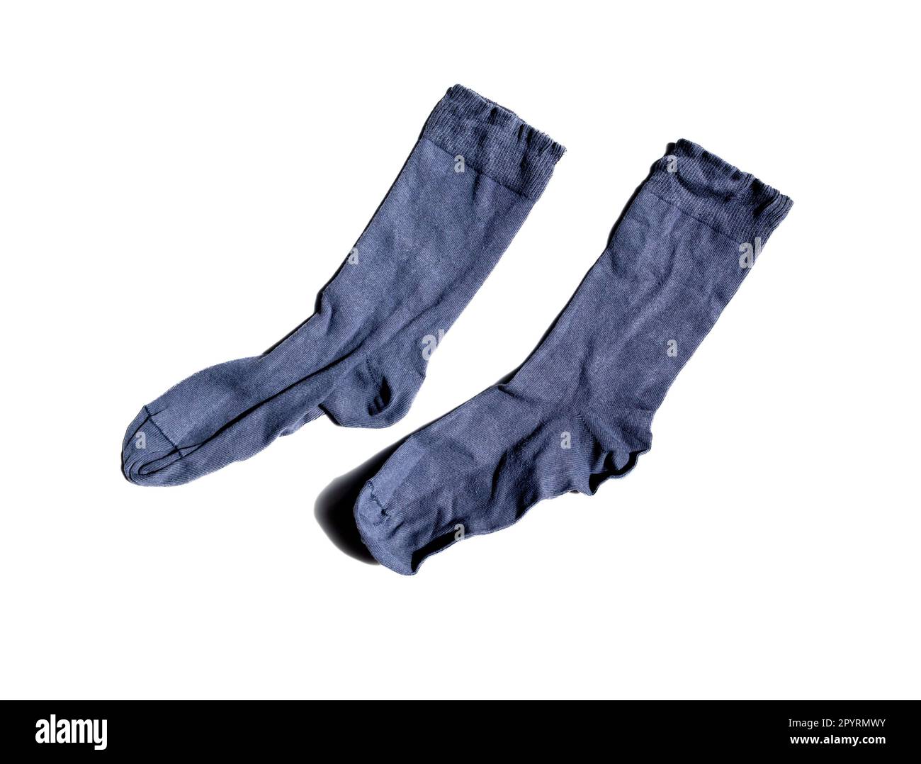 Chaussettes froissés isolées sur fond blanc. Banque D'Images