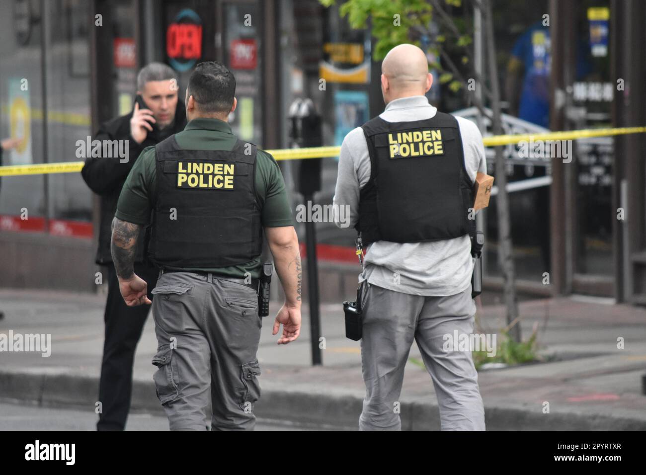 Linden, États-Unis, 04/05/2023, les policiers se conversent les uns avec les autres sur les lieux du crime. Des fragments de balle ont été trouvés sur la scène. Le tir a fait battre une personne pendant la journée à Linden. Jeudi après-midi vers 4 h 00, des policiers ont répondu au bloc de 10 de N. Wood Ave en faisant état d'une fusillade. À leur arrivée, ils ont localisé un résident de Linden de 26 ans qui a subi une seule blessure par balle à l'abdomen. La victime a été traitée sur place et transportée à l'hôpital de l'Université de Newark par le personnel du service des incendies de Linden. L'incident est toujours sous enquête par le Detecti de police de Linden Banque D'Images