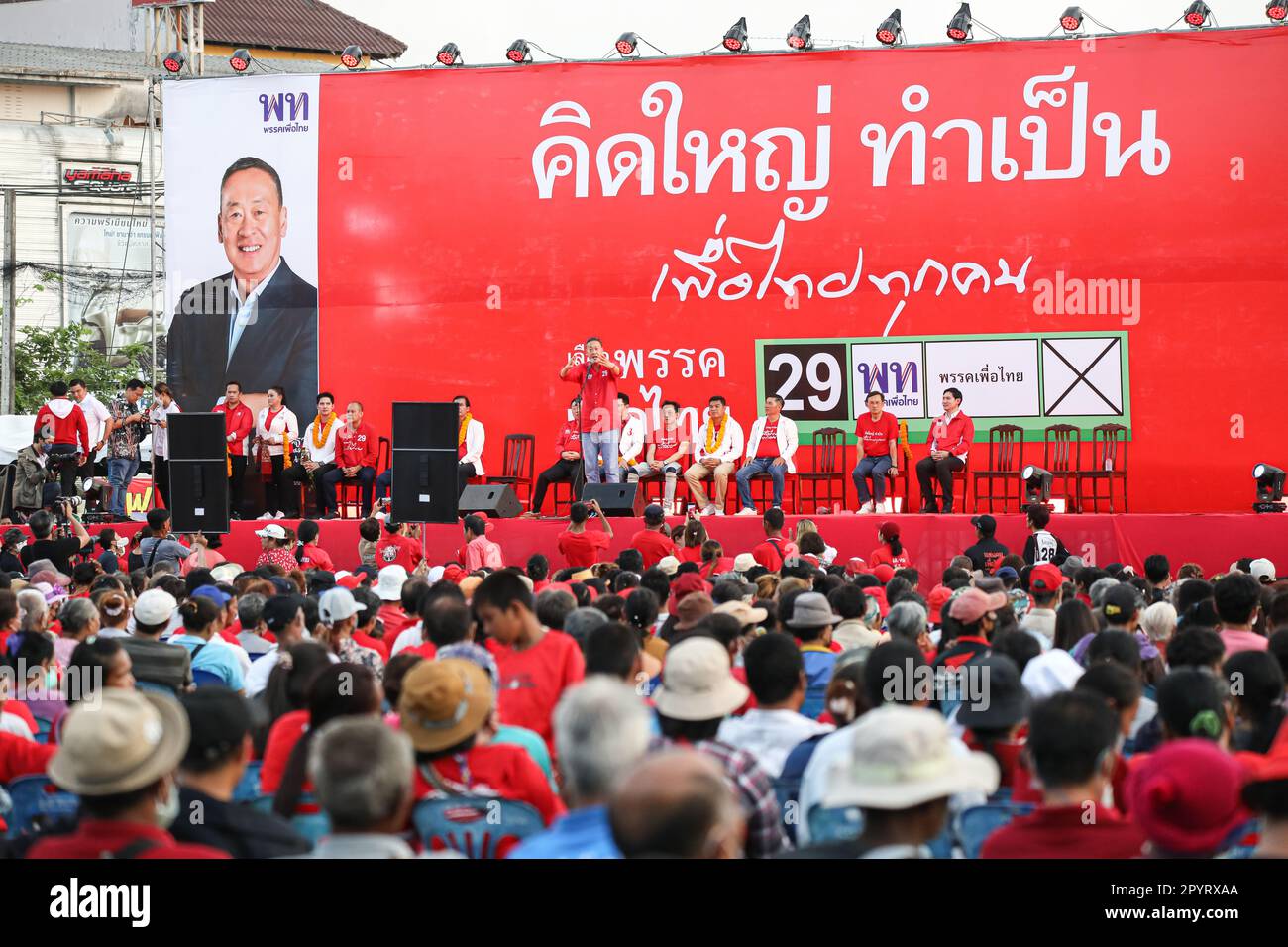 Chanthaburi, Thaïlande. 04th mai 2023. Le parti Pheu Thai a organisé une grande campagne pour le dernier tour des élections générales dans la province de Chanthaburi. Dirigé par le candidat Premier ministre, M. Srettha Thavisin, ainsi que par les candidats du comité exécutif du parti, de l'exécutif du parti et de la Chambre des représentants dans les 3 circonscriptions. (Photo par Edirach Toumlamoon/Pacific Press) Credit: Pacific Press Media production Corp./Alay Live News Banque D'Images