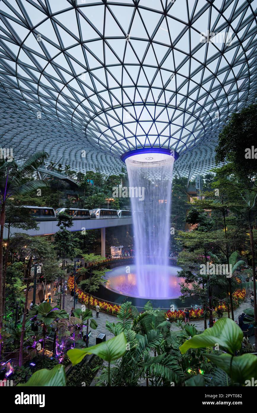 L'aéroport de Singapour tourbillonnaire et le chemin de fer au milieu d'une végétation luxuriante Banque D'Images