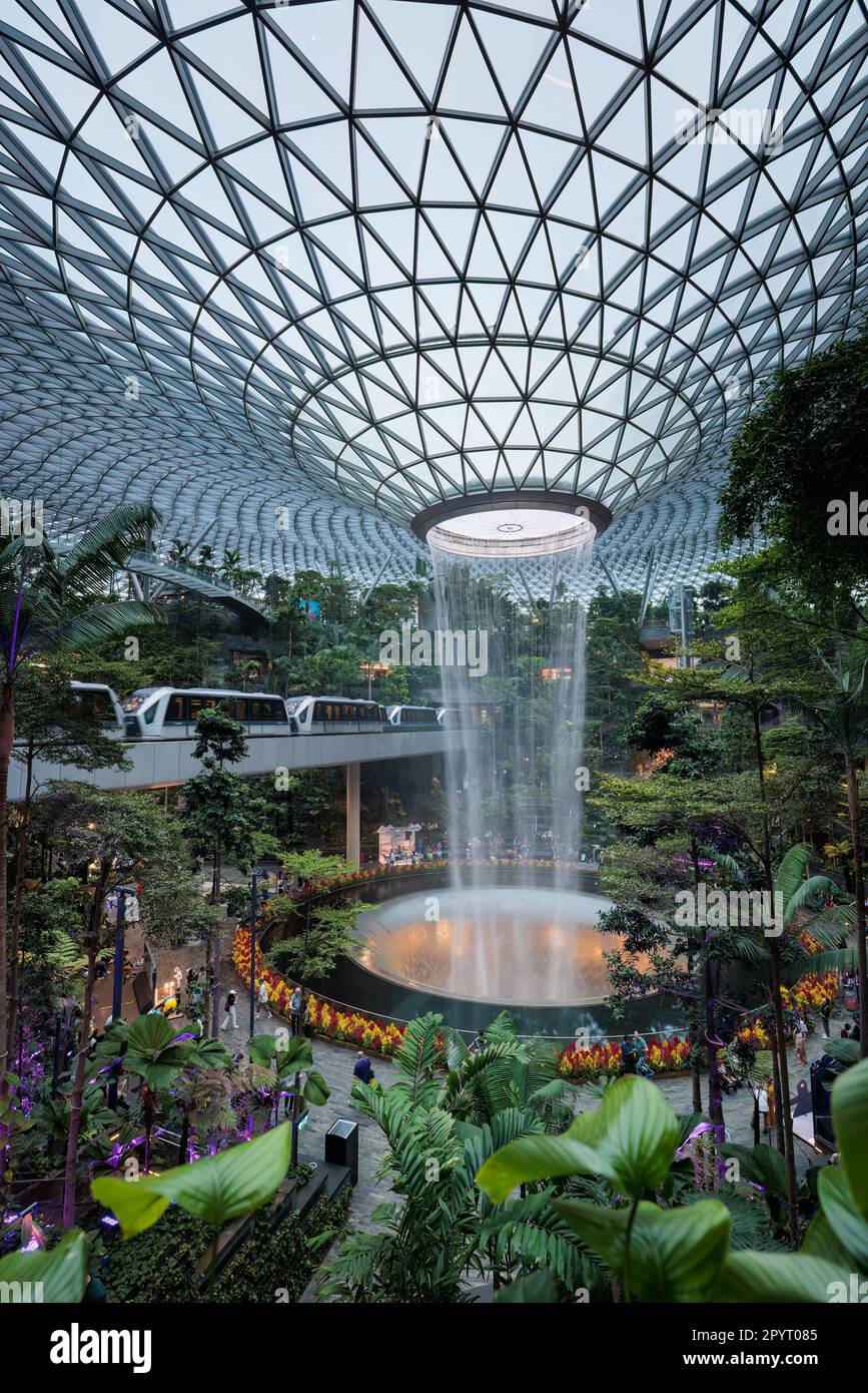 L'aéroport de Singapour tourbillonnaire et le chemin de fer au milieu d'une végétation luxuriante Banque D'Images