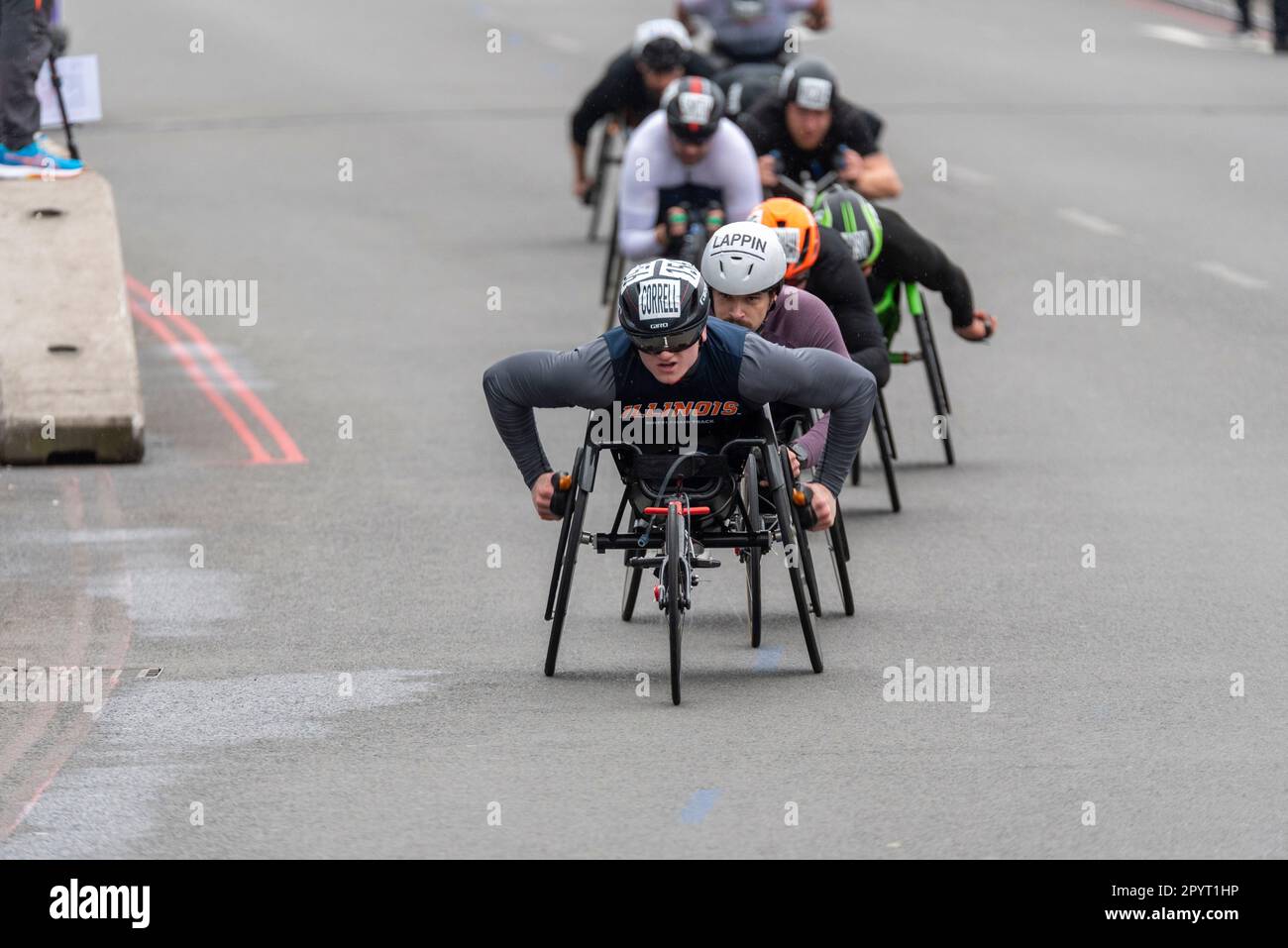 Evan Correll athlètes de premier plan en compétition au TCS London Marathon 2023 en passant par Tower Hill, Londres, Royaume-Uni. Athlète en fauteuil roulant. Athlète para. Banque D'Images