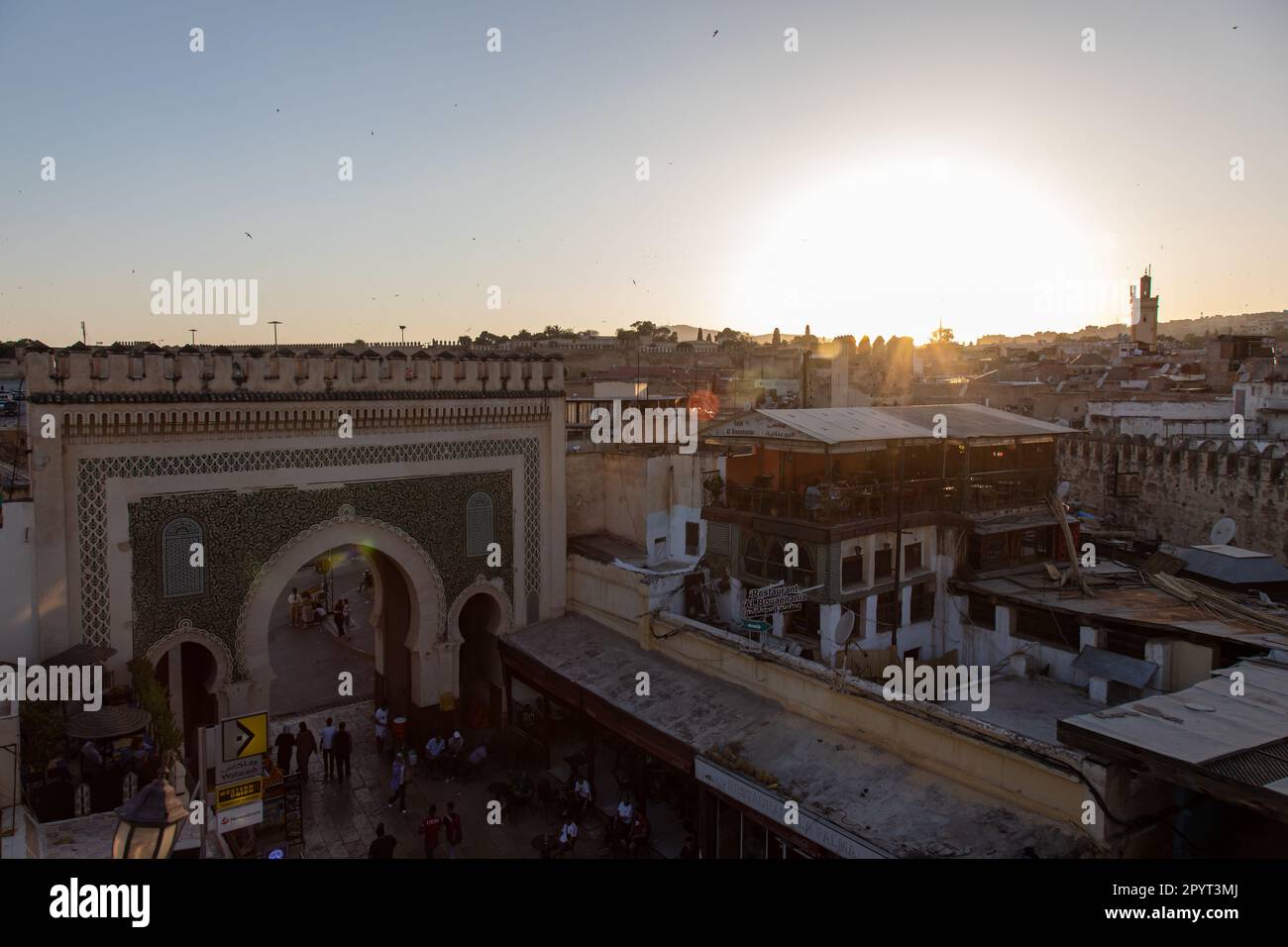 Fès, Maroc 2022: Vue panoramique au coucher du soleil sur Fès el-Bali, ancienne médina, avec minaret historique de Bou Inania Madrasa et mosquée et porte de Bab Bou Jeloud Banque D'Images