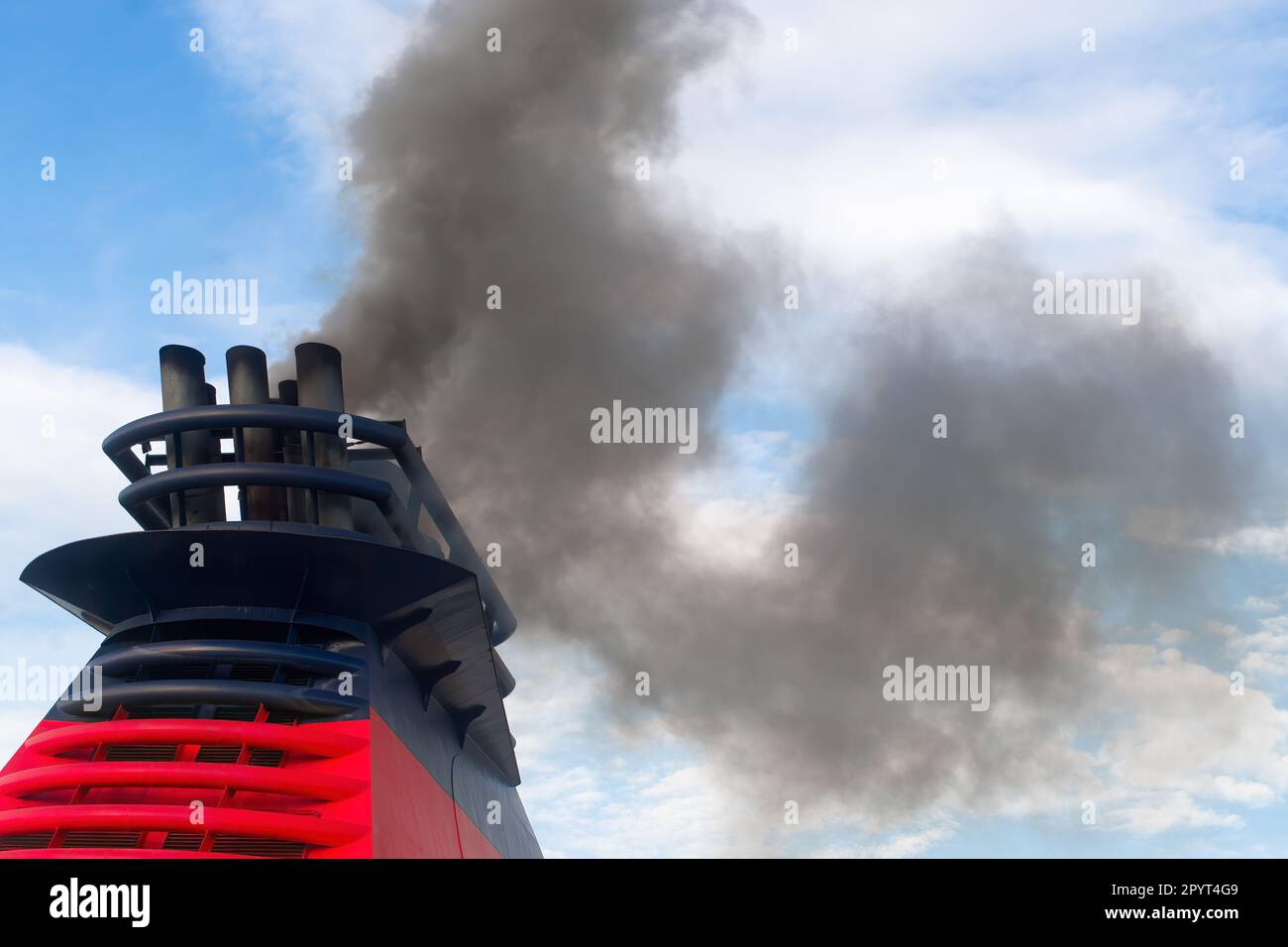 La fumée polluante sort des cheminées d'un navire géant Banque D'Images