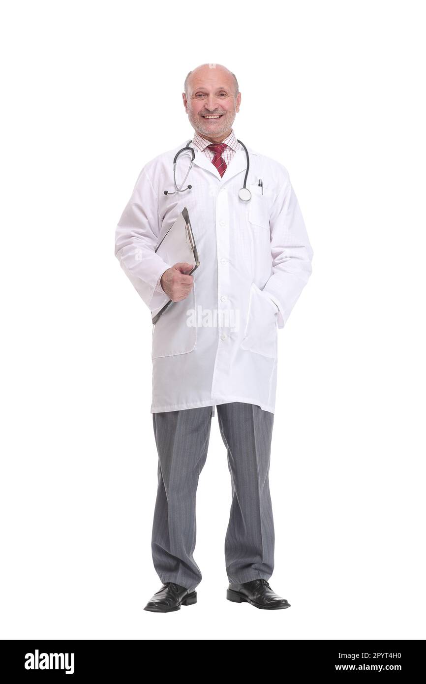 Portrait complet d'un médecin mature tenant un presse-papiers et posant Banque D'Images