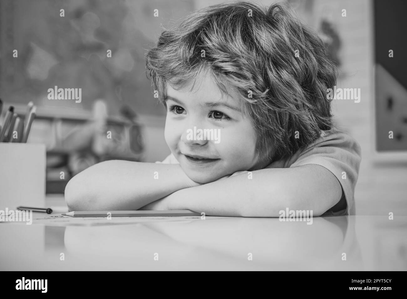 École primaire et éducation. Enfants de l'école primaire. Portrait de l'élève en classe. Banque D'Images