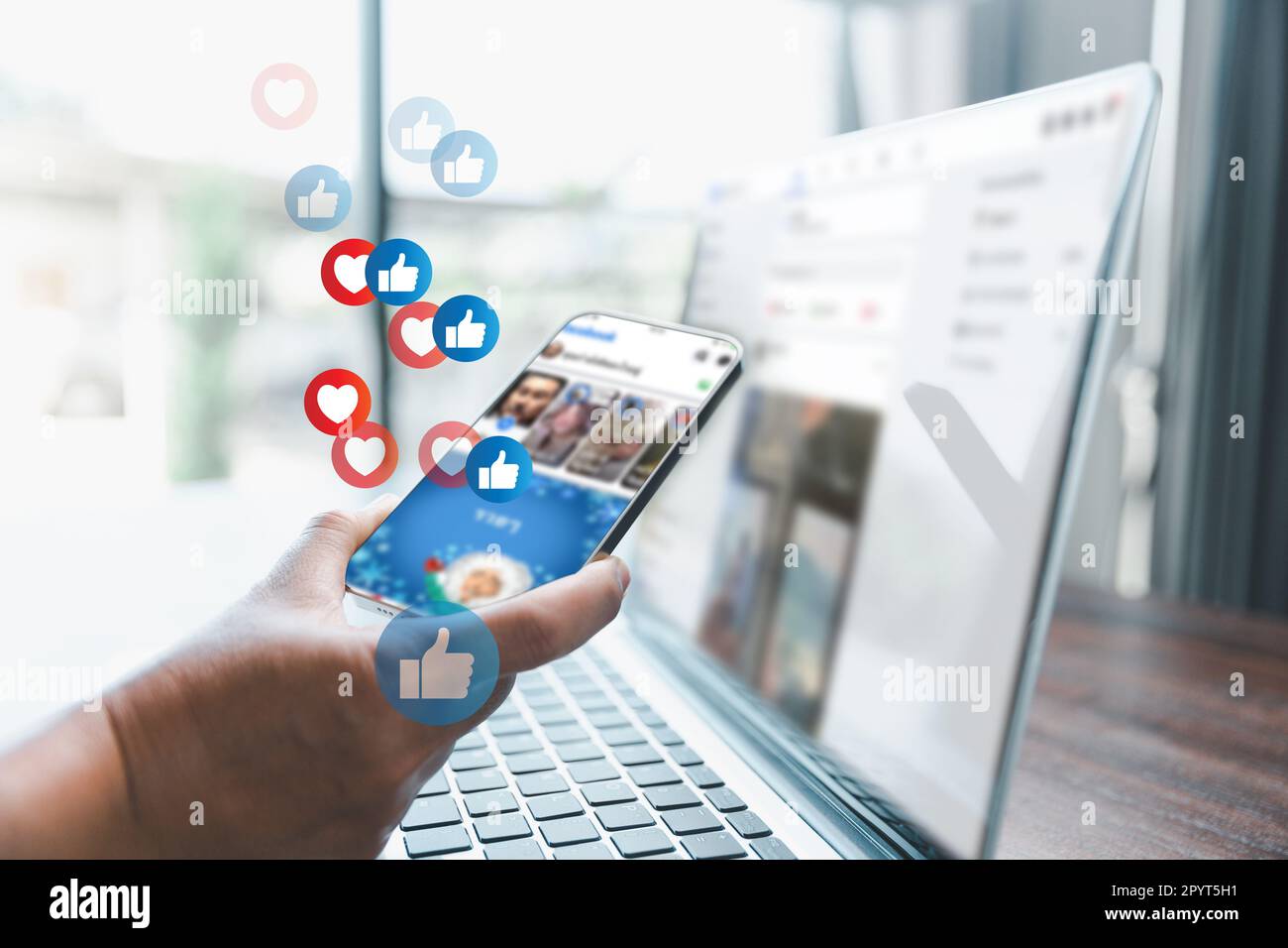 Femme d'affaires utilisant un smartphone numérique, concept de médias sociaux. Personne en contact avec l'écran du smartphone en clavardant dans l'application en ligne. Les femmes utilisent les médias en ligne Banque D'Images