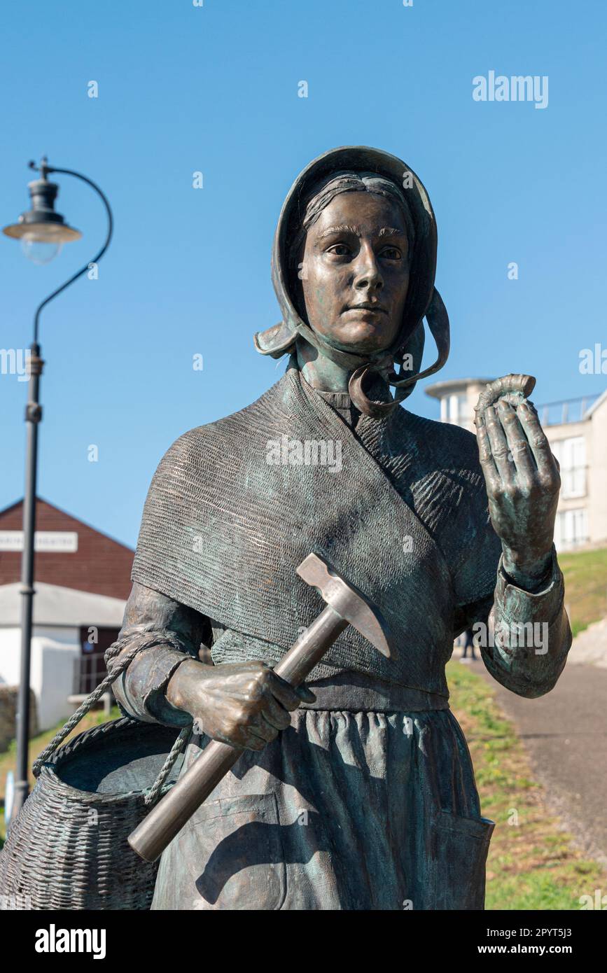 La statue de bronze de Mary Anning à Lyme Regis, Dorset Banque D'Images