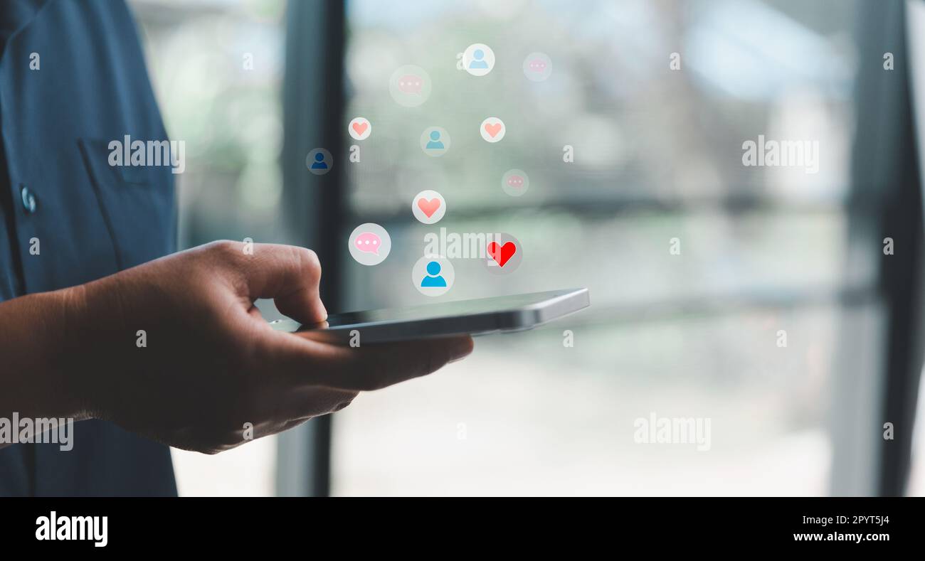 Femme d'affaires utilisant un smartphone numérique, concept de médias sociaux. Personne en contact avec l'écran du smartphone en clavardant dans l'application en ligne. Les femmes utilisent les médias en ligne Banque D'Images