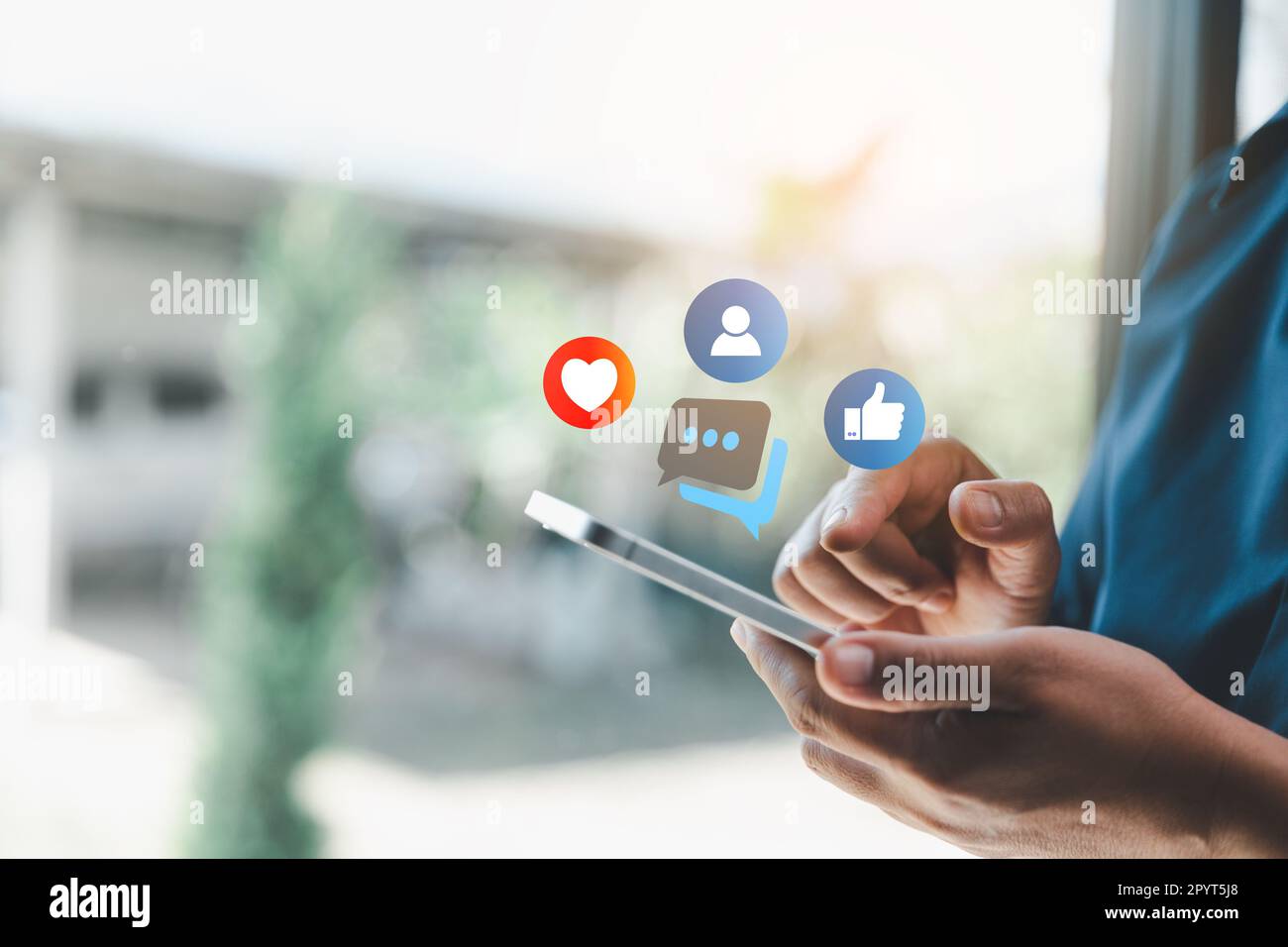 Femme d'affaires utilisant un smartphone numérique, concept de médias sociaux. Personne en contact avec l'écran du smartphone en clavardant dans l'application en ligne. Les femmes utilisent les médias en ligne n Banque D'Images
