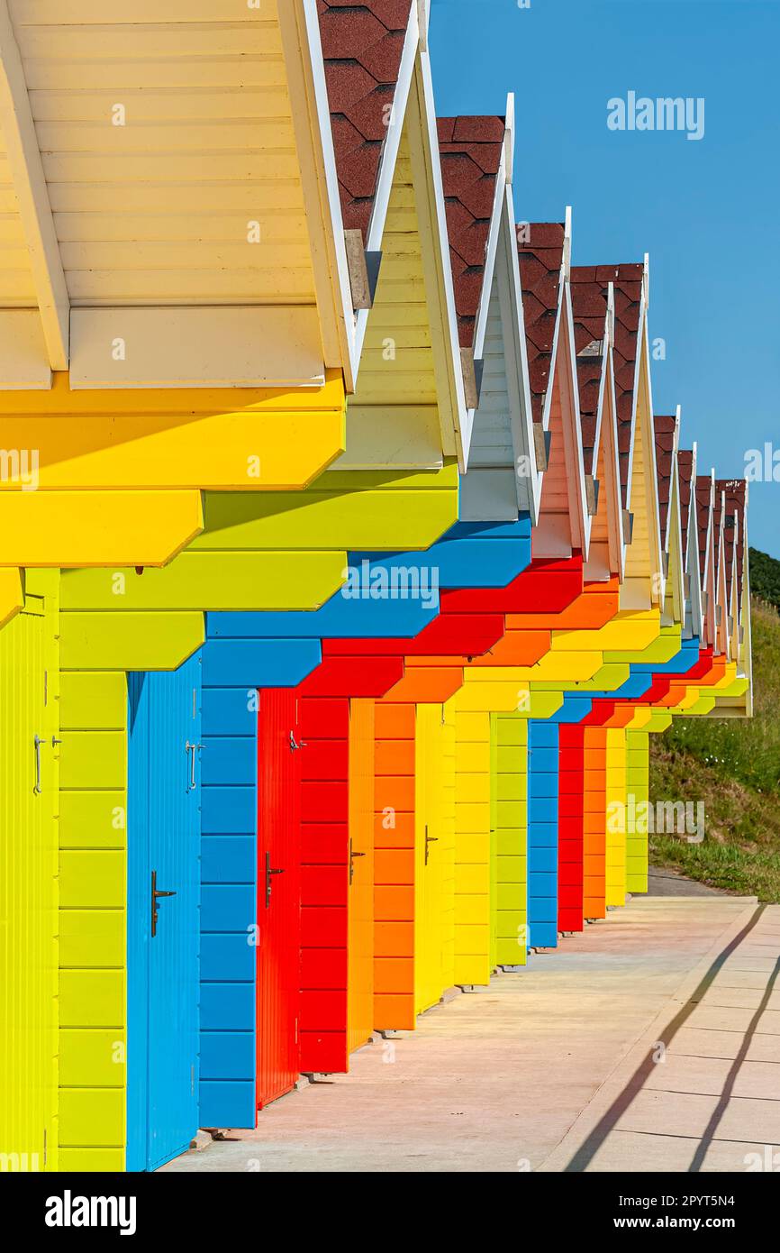 Des cabanes de plage colorées à Scarborough North Beach, dans le North Yorkshire, en Angleterre Banque D'Images