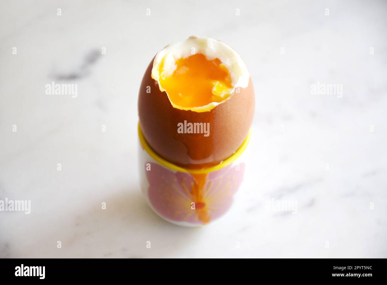 Œuf, œuf dur, gobelet à œuf, petit déjeuner, régime de céto, petit déjeuner sain et protéiné Banque D'Images