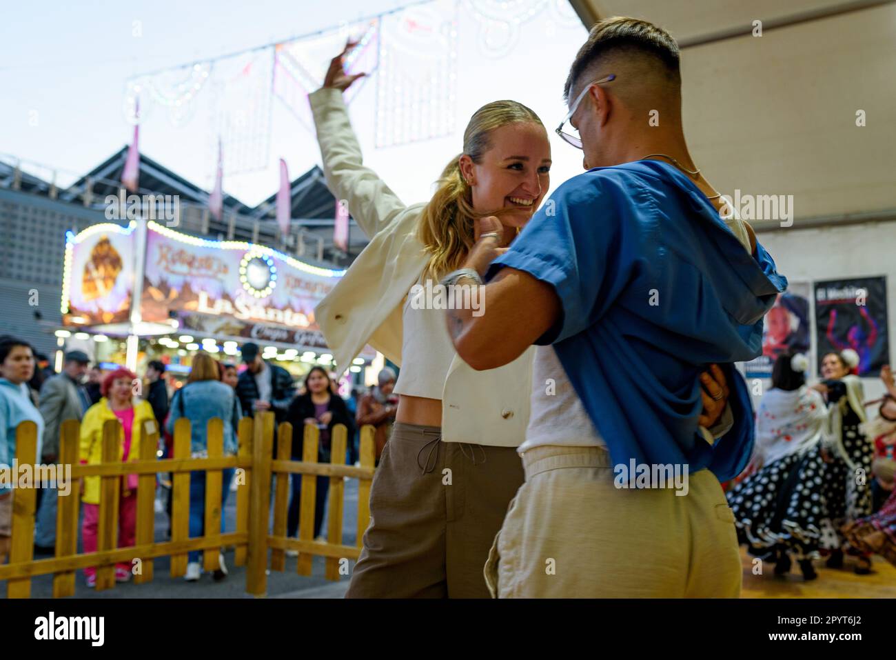 Un jeune couple est vu danser le flamento pendant les célébrations de la foire 'Feria de Abril' dans le Parc du Forum. La foire, connue sous le nom de foire de Séville, est l'origine Banque D'Images