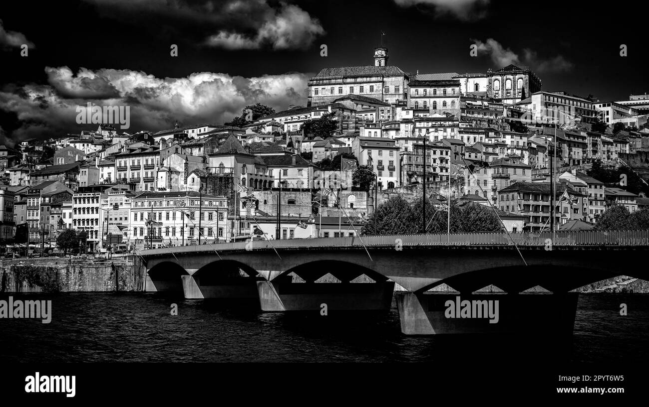 Vue panoramique de Coimbra depuis la rivière Mondego, Portugal Banque D'Images