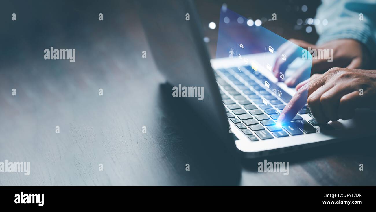 Base de données de documentation en ligne et automatisation des processus pour gérer efficacement les fichiers, personnel INFORMATIQUE travaillant avec le système de gestion des documents (DMS) Banque D'Images Base de données de documentation en ligne et automatisation des processus pour gérer efficacement les fichiers, personnel INFORMATIQUE travaillant avec le système de gestion des documents (DMS) Banque D'Images