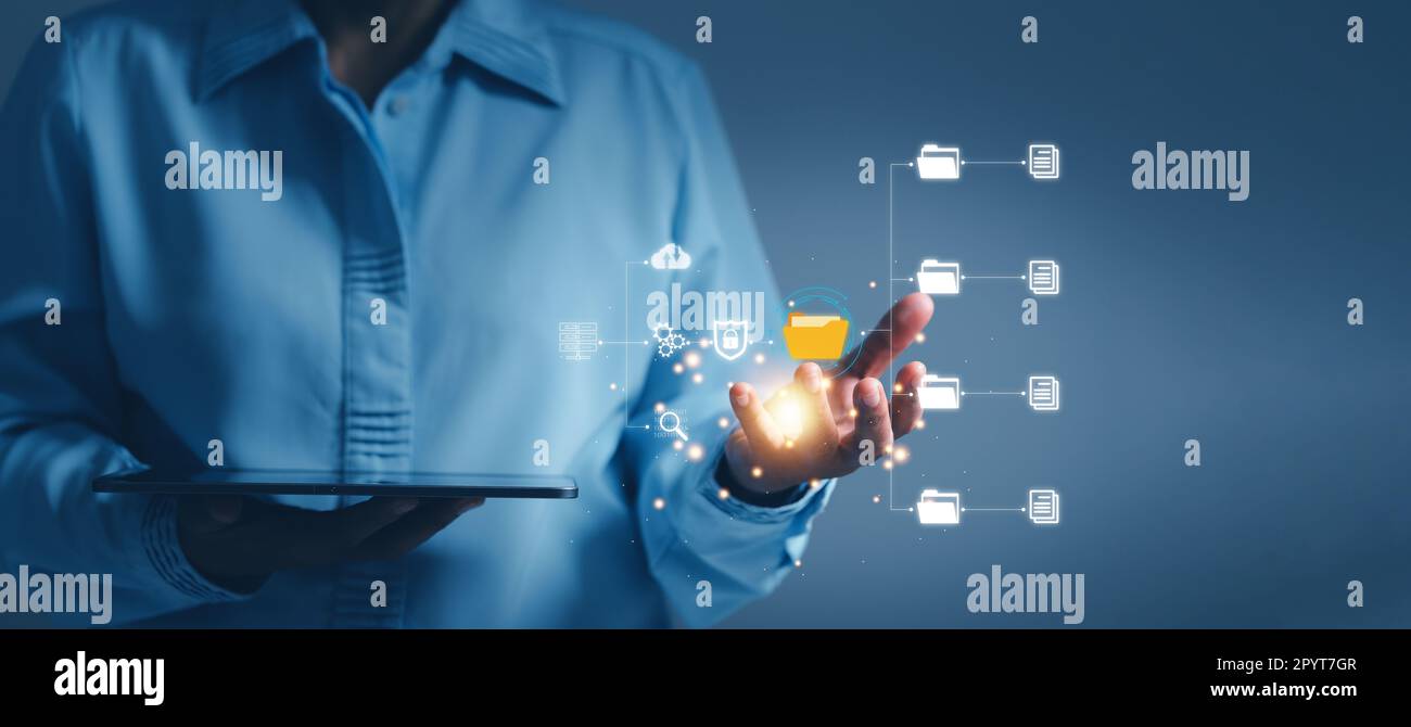 Base de données de documentation en ligne et automatisation des processus pour gérer efficacement les fichiers, personnel INFORMATIQUE travaillant avec le système de gestion des documents (DMS) Banque D'Images Base de données de documentation en ligne et automatisation des processus pour gérer efficacement les fichiers, personnel INFORMATIQUE travaillant avec le système de gestion des documents (DMS) Banque D'Images