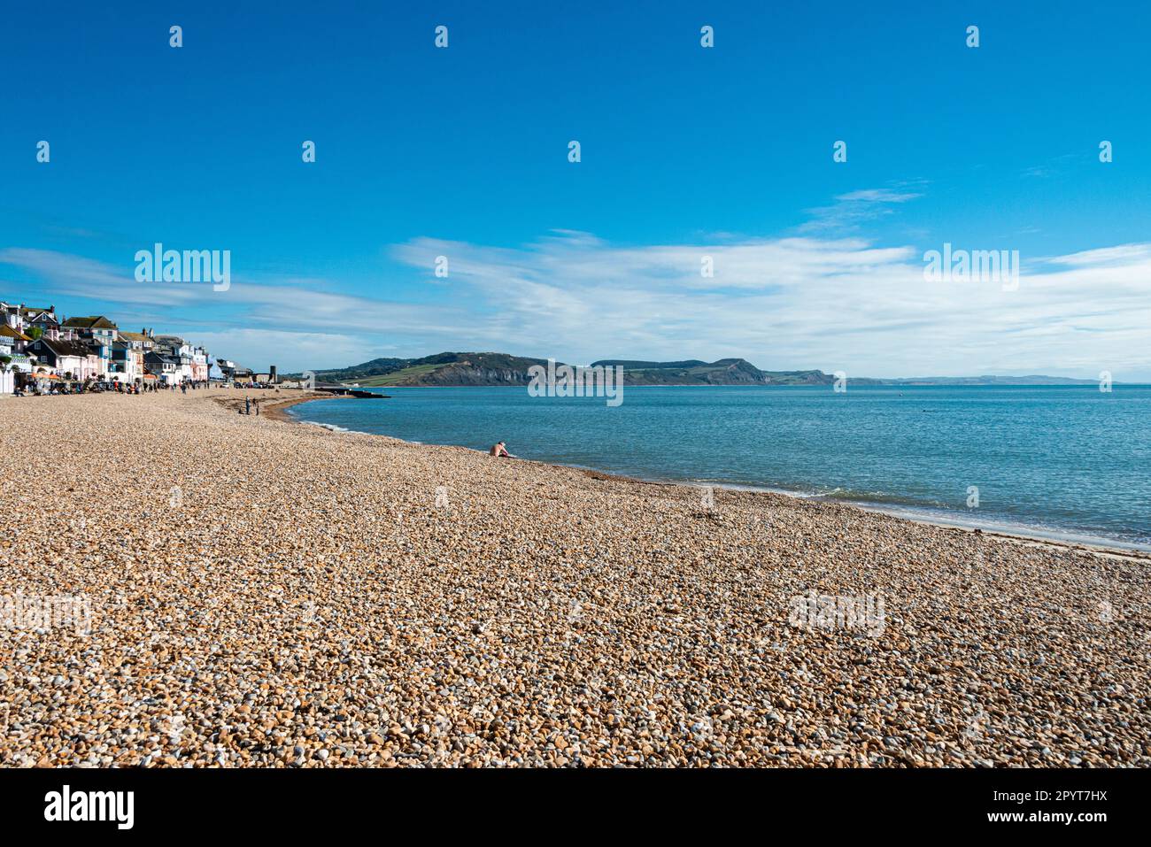 Vue de Front Beach, Lyme Regis, en direction de l'est vers Charmouth et Golden Cap, Dorset Banque D'Images