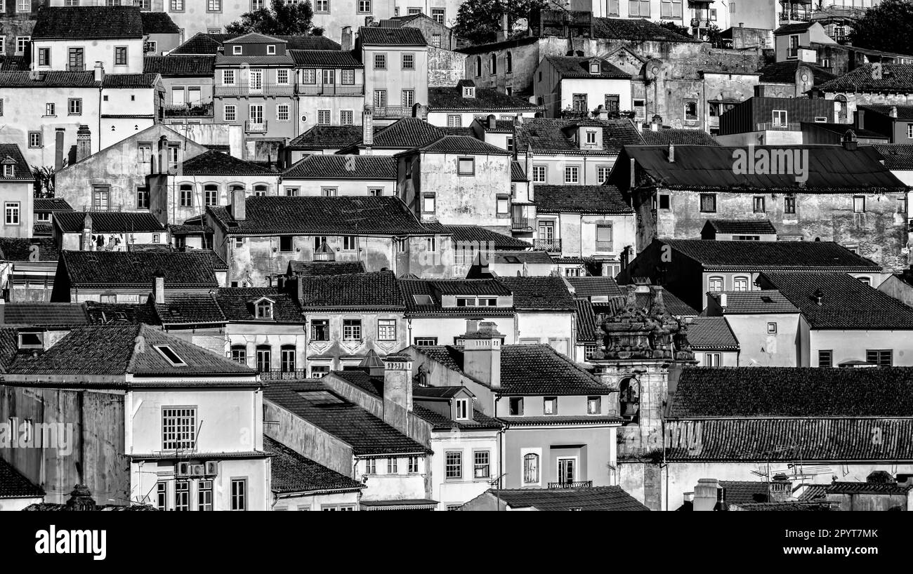 Vue panoramique de Coimbra depuis la rivière Mondego, Portugal Banque D'Images