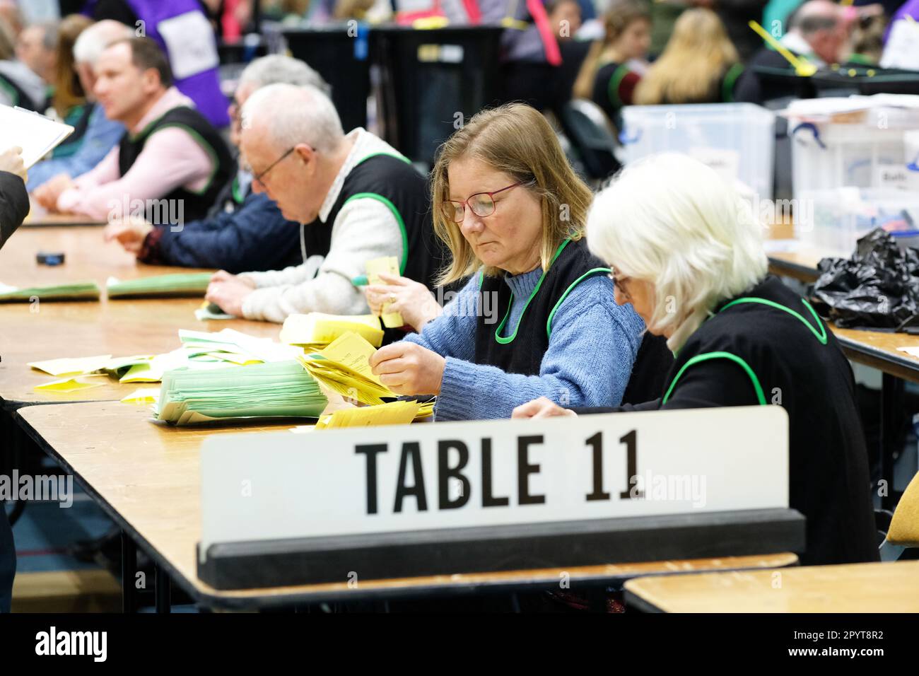 Hereford, Herefordshire, Royaume-Uni – vendredi 5th mai 2023 – le personnel électoral compte les votes à Hereford après des élections locales d'hier en Angleterre. En Angleterre, plus de 8 000 sièges de conseil local sont contestés dans 230 conseils. Photo Steven May / Alamy Live News Banque D'Images