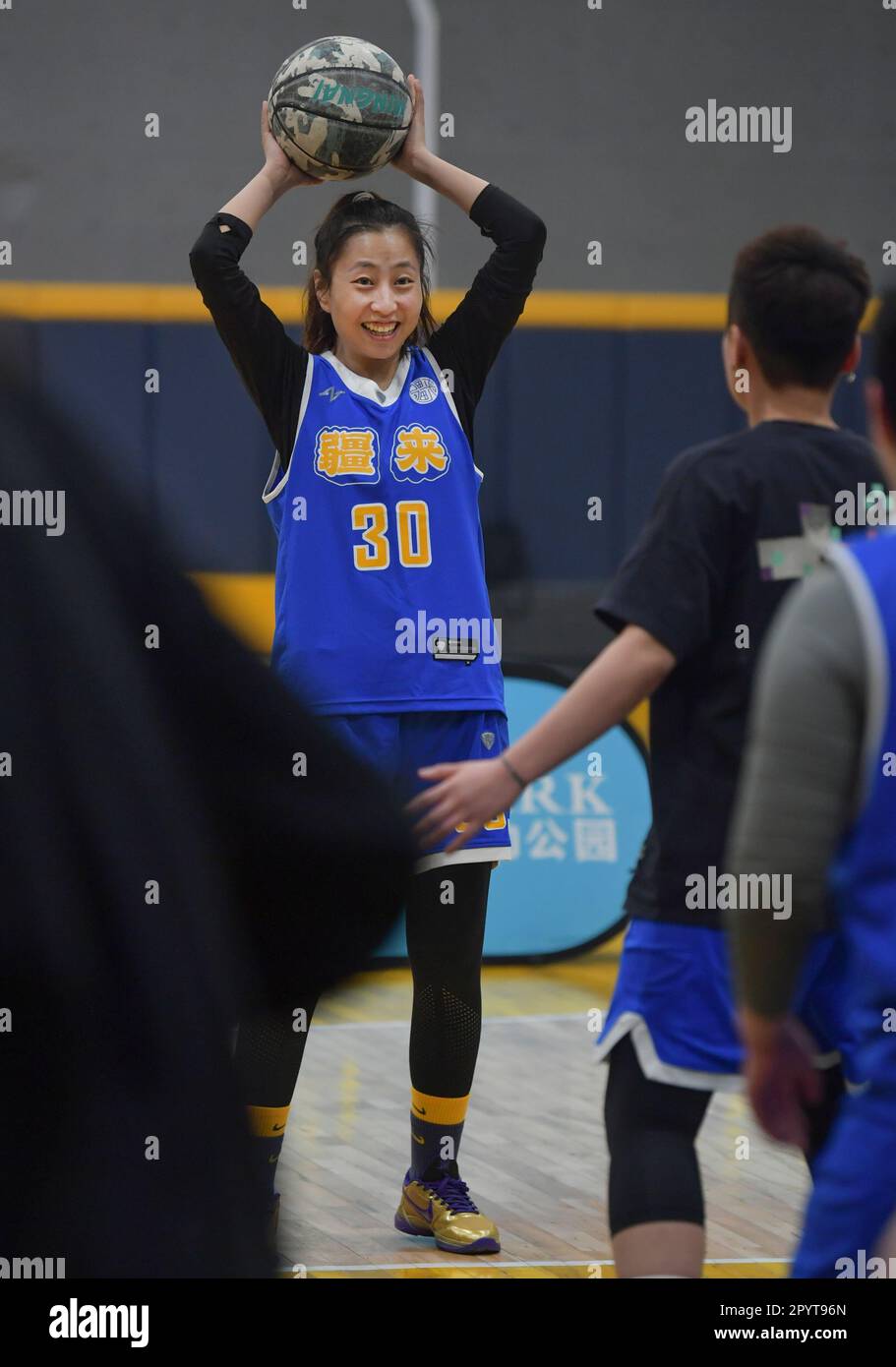 (230505) -- URUMQI, 5 mai 2023 (Xinhua) -- Hu po, membre du club de basket-ball des femmes Jiang Lai, assiste à une séance de formation à Urumqi, dans la région autonome de Xinjiang Uygur, dans le nord-ouest de la Chine, à 5 mars 2023. À Urumqi, un groupe de joueuses de basket-ball ont formé un club de basket-ball nommé Jiang Lai. Les membres du club sont des individus appartenant à des groupes ethniques tels que Han, Uygur, Kazak, mongol et hui. Selon Wang Na, le fondateur du club, le nom Jiang Lai signifie que l'équipe vient de Xinjiang.au cours des dernières années, son nombre de membres est passé de 15 à près de 100. Avec leur influence croissante Banque D'Images