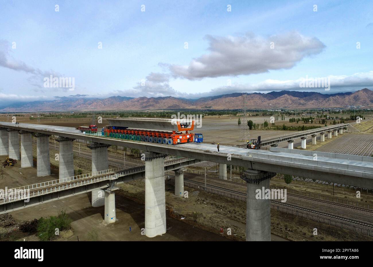 BAOTOU, CHINE - 5 MAI 2023 - le chantier de construction de la poutre en caisson du pont surdimensionné traversant le chemin de fer WANGAN de Baotou-Yinchuan High-speed Railway in Banque D'Images