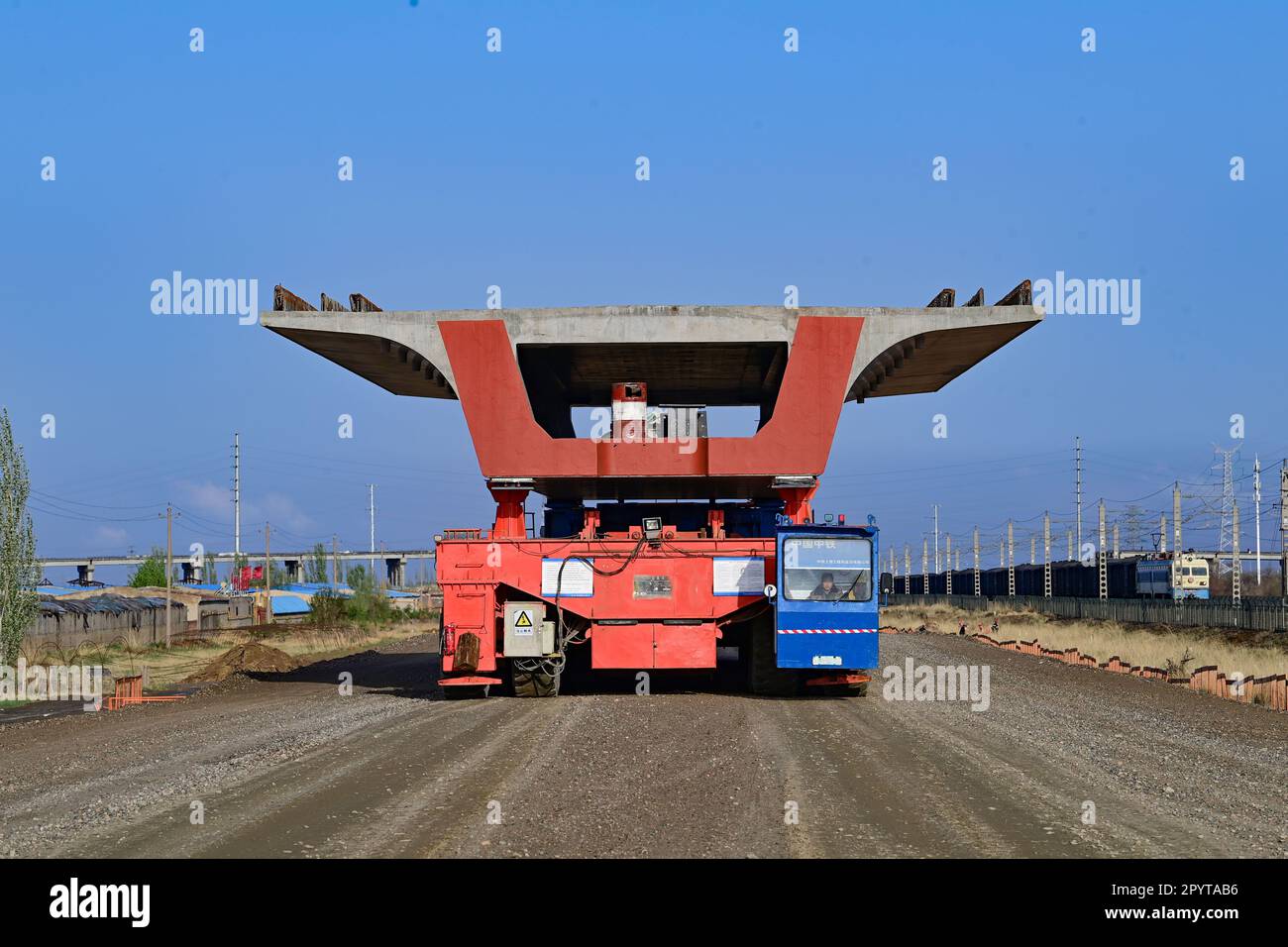 BAOTOU, CHINE - 5 MAI 2023 - le chantier de construction de la poutre en caisson du pont surdimensionné traversant le chemin de fer WANGAN de Baotou-Yinchuan High-speed Railway in Banque D'Images