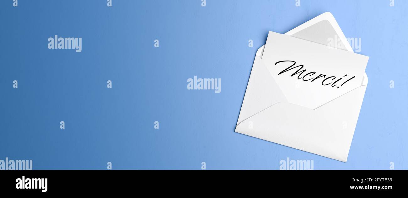 Lettre avec le texte « Merci » dans une enveloppe sur fond de table bleu. Banque D'Images
