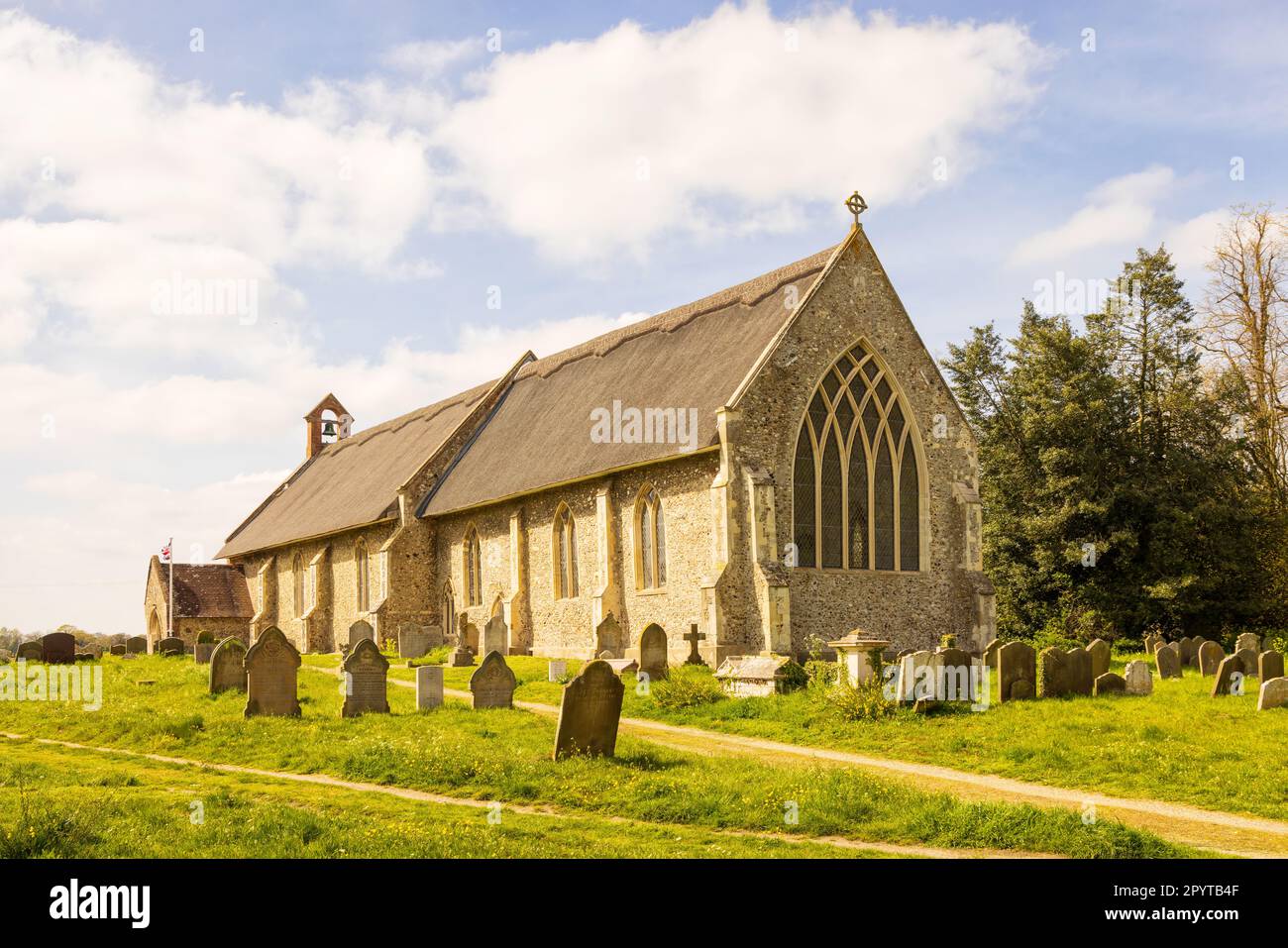 Extérieur de l'église Saint-Pierre avec toit de chaume. Westleton, Suffolk. ROYAUME-UNI Banque D'Images
