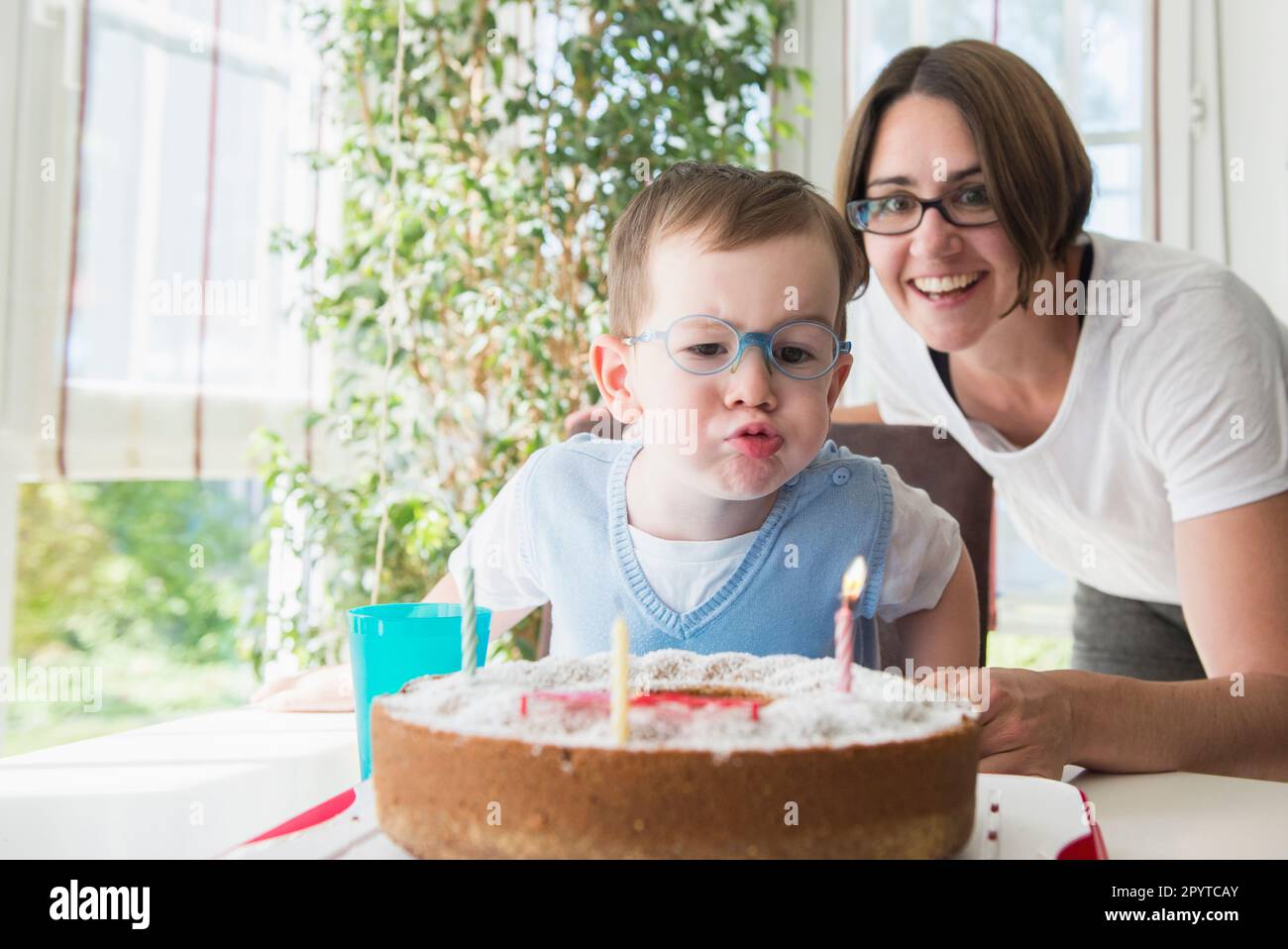 Mère et fils soufflant des bougies d'anniversaire, Bavière, Allemagne Banque D'Images