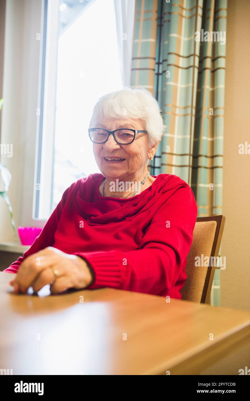 Portrait d'une femme âgée à la maison de repos Banque D'Images