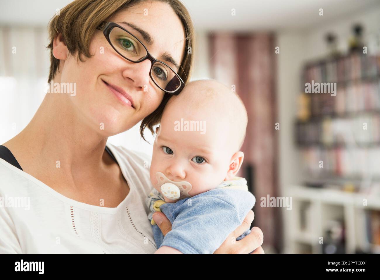 Portrait de mère et de bébé regardant l'appareil photo, Bavière, Allemagne Banque D'Images
