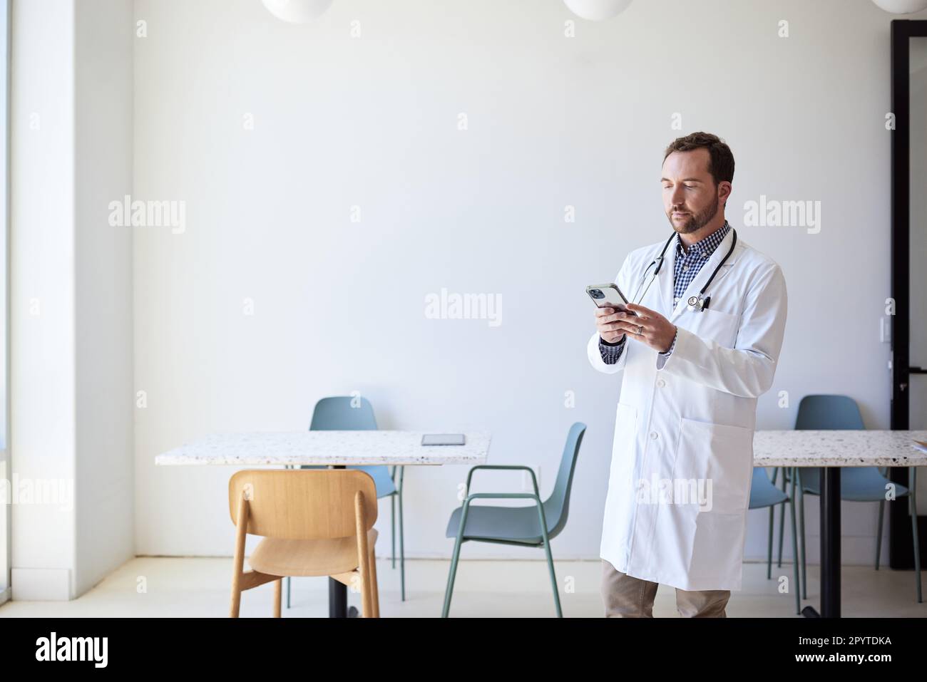 Médecin utilisant un smartphone en clinique Banque D'Images