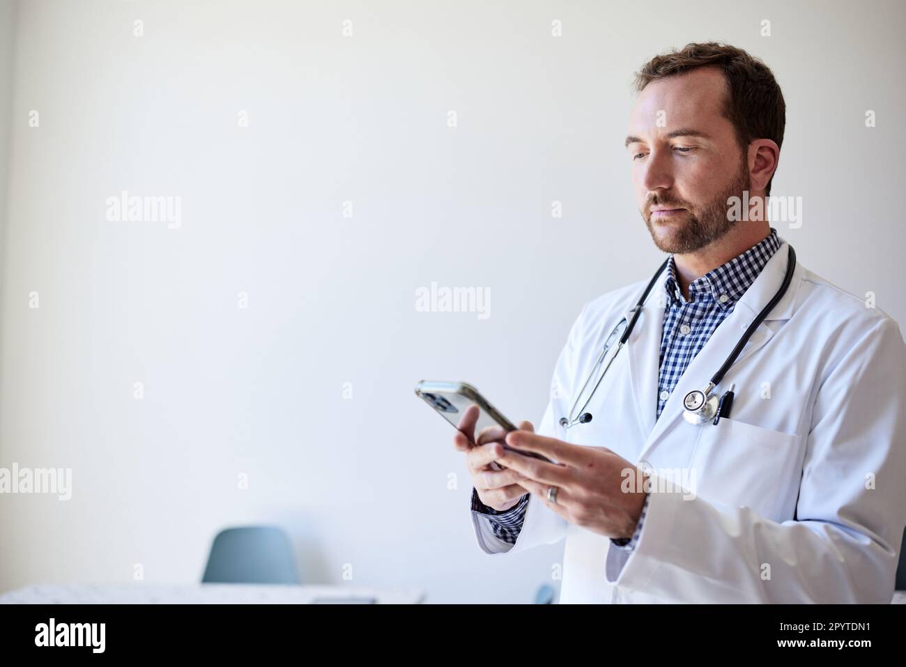 Un professionnel de la santé utilisant un smartphone en clinique Banque D'Images