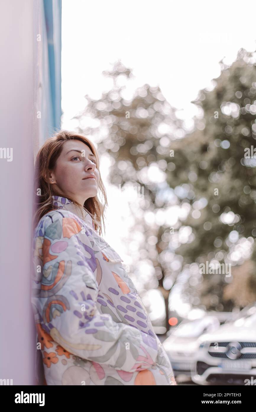 Portrait de femme dans des vêtements décontractés à la recherche d'un rêve. Banque D'Images