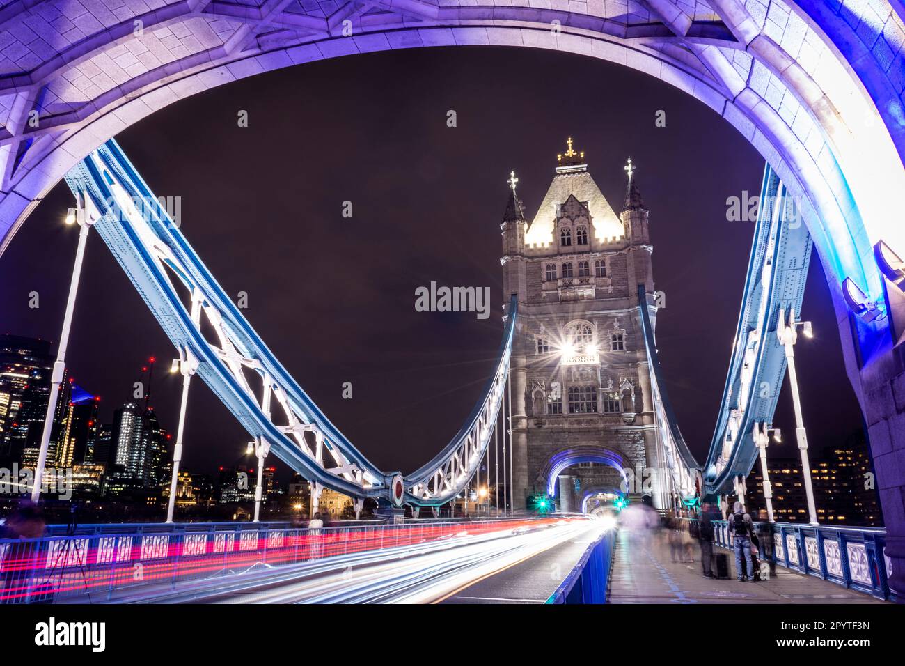 Belle vue de nuit sur les feux de voiture en exposition longue dans Tower Bridge Banque D'Images