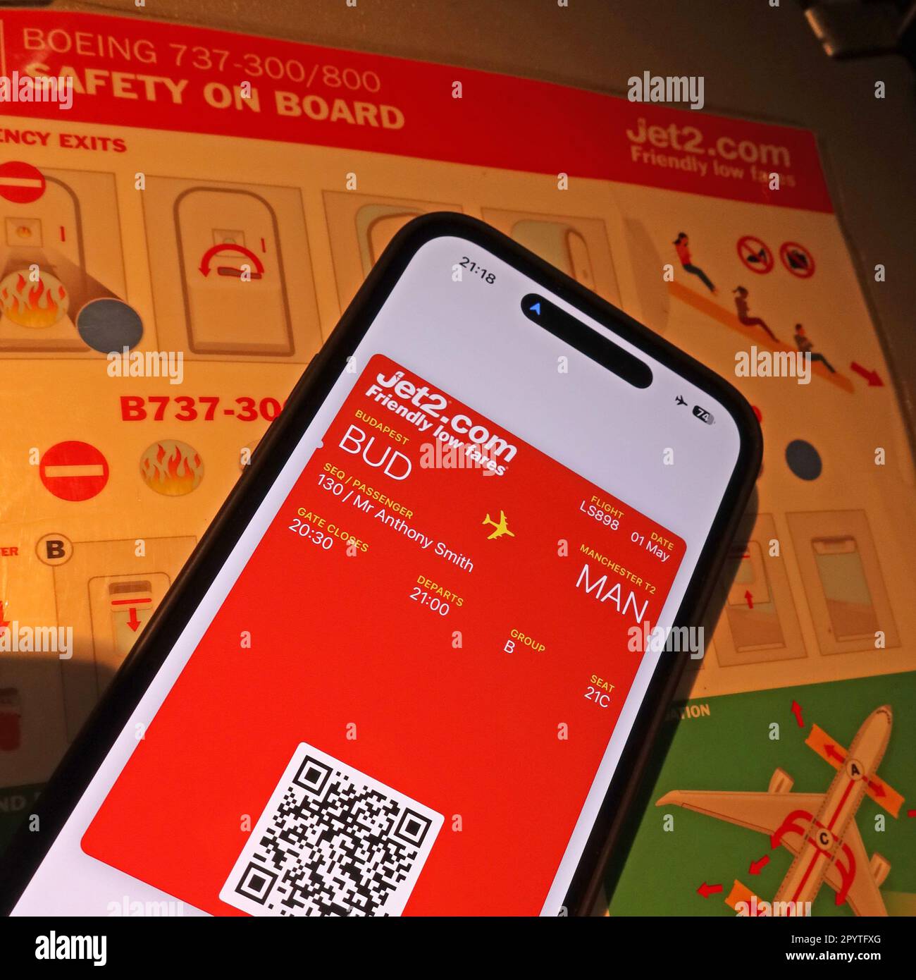 Jet2 application de carte d'embarquement numérique sur un iphone, BUD-MAN, vol Budapest-Manchester - fiche de sécurité à bord Banque D'Images