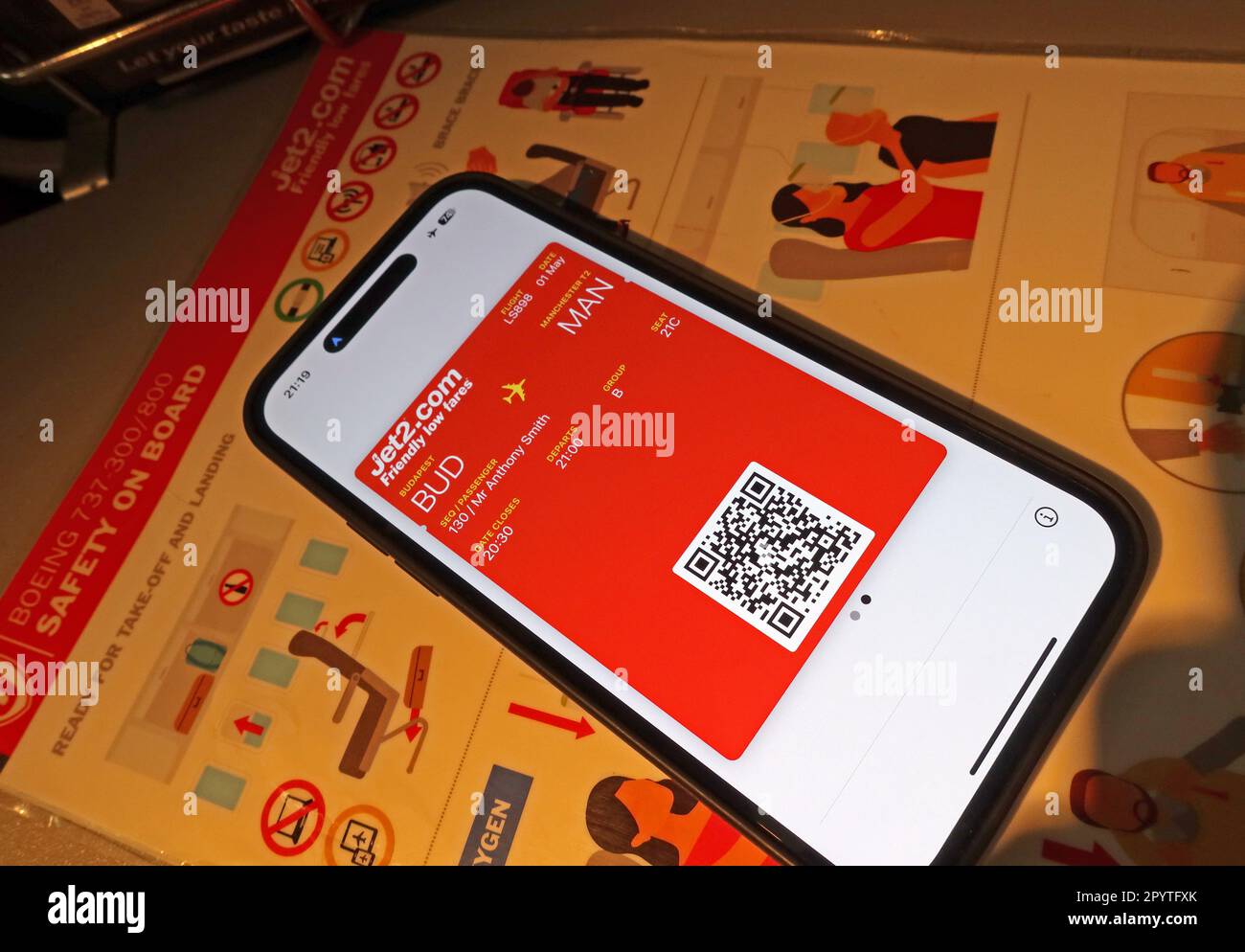Jet2 application de carte d'embarquement numérique sur un iphone, BUD-MAN, vol Budapest-Manchester - fiche de sécurité à bord Banque D'Images