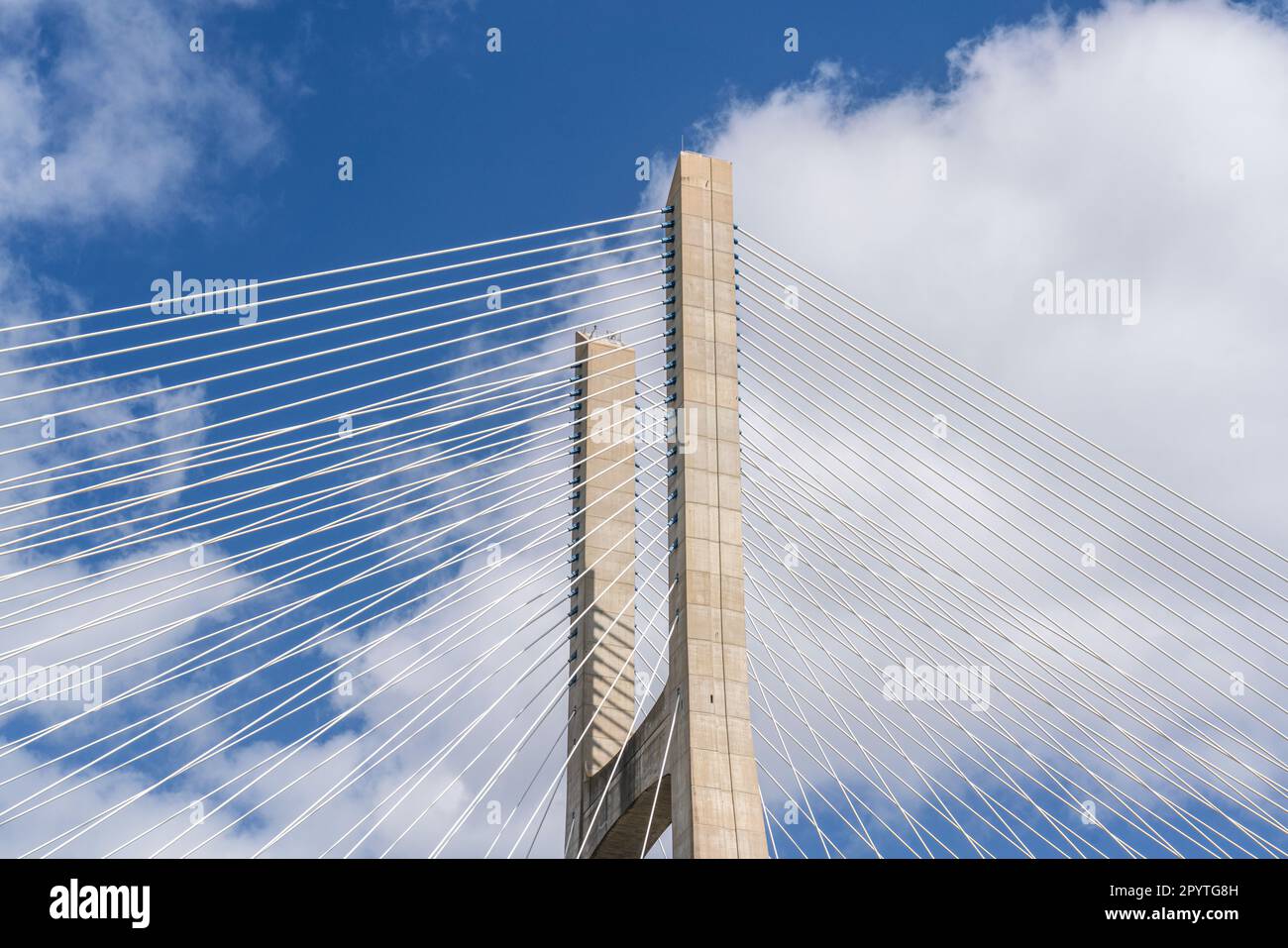 Vue rapprochée d'une tour du pont Vasco da Gama à Lisbonne, Portugal Banque D'Images