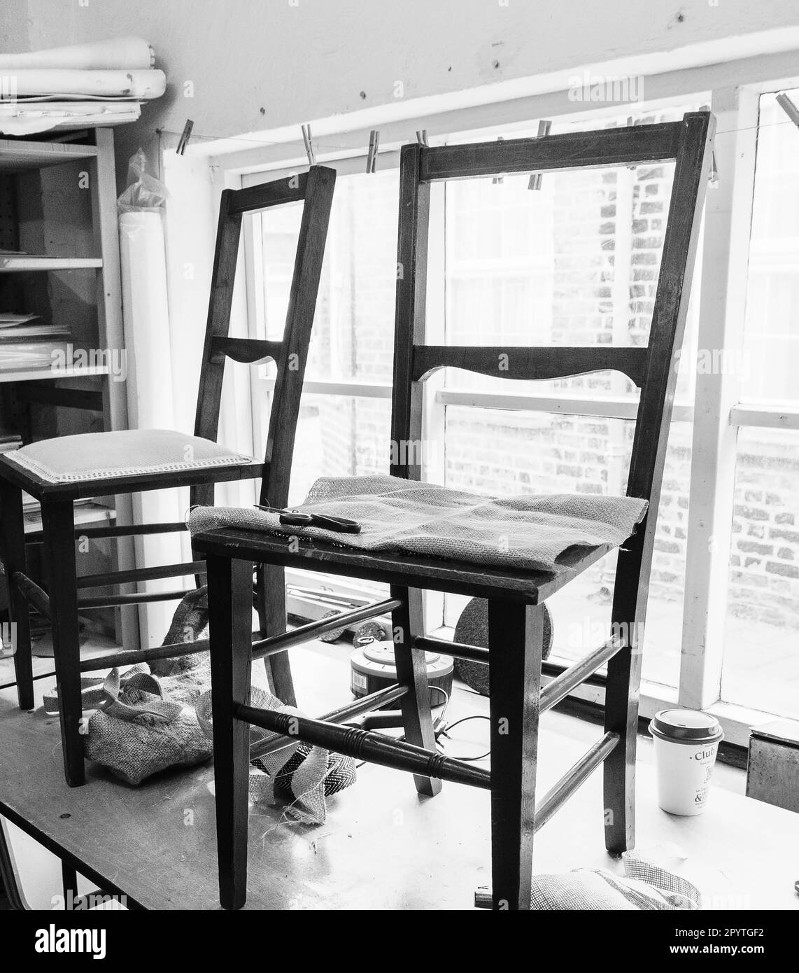 Les étapes impliquées dans le rembourrage d'une simple chaise de salle à manger. Images en noir et blanc. Banque D'Images