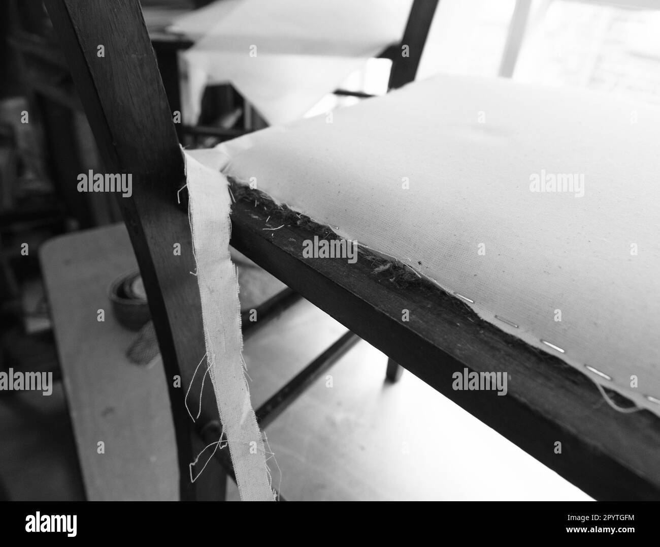 Les étapes impliquées dans le rembourrage d'une simple chaise de salle à manger. Images en noir et blanc. Banque D'Images