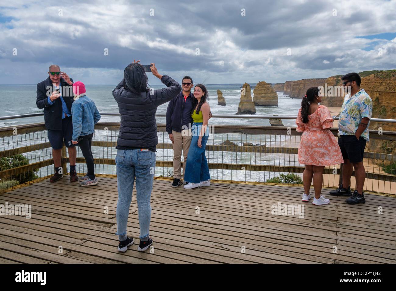 Touristes prenant des photos aux douze Apôtres, parc national de Port Campbell, Great Ocean Road, Victoria, Australie Banque D'Images Touristes prenant des photos aux douze Apôtres, parc national de Port Campbell, Great Ocean Road, Victoria, Australie Banque D'Images