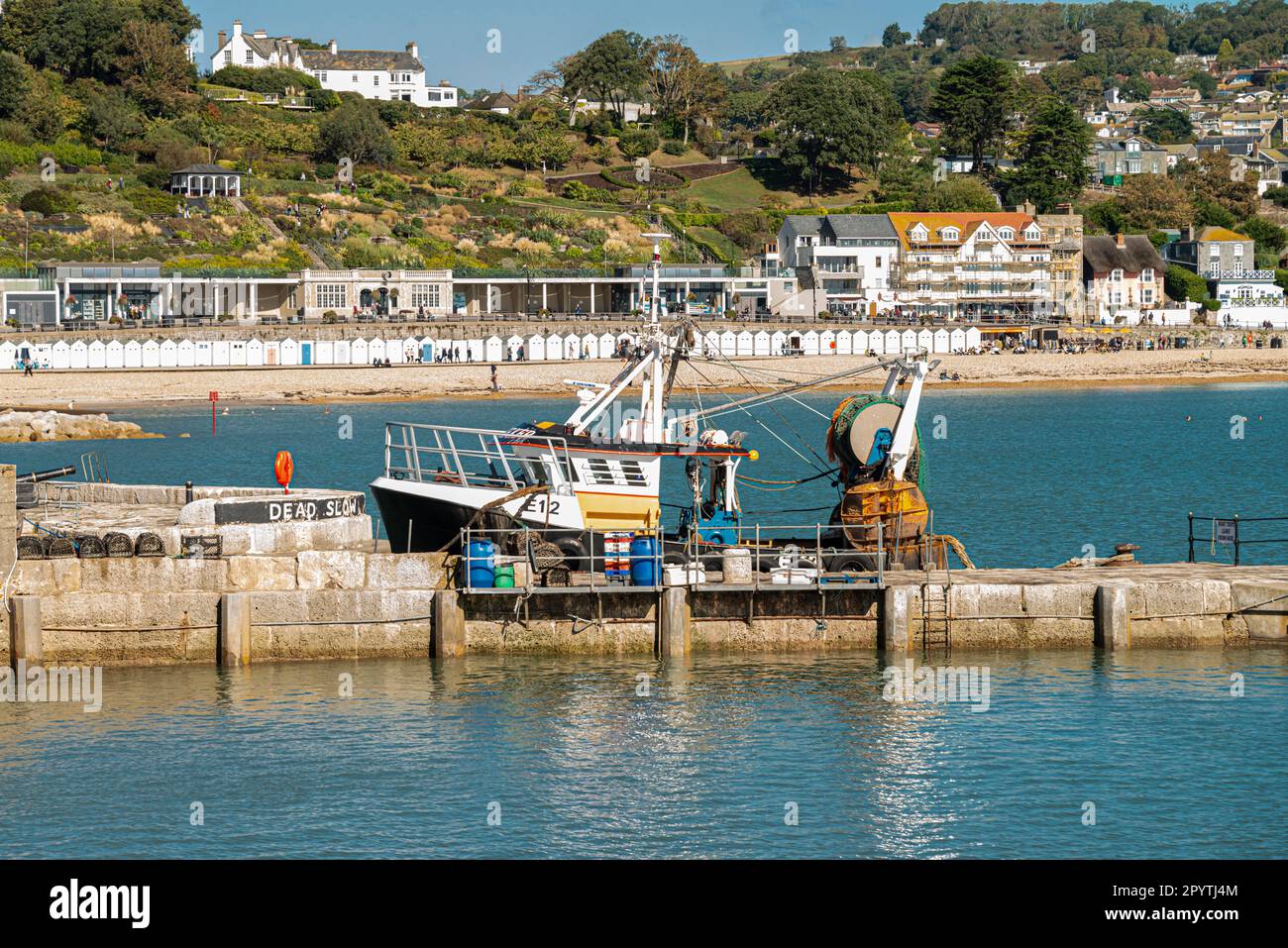 Chalutier E12 New Seeker amarré au port de Lyme Regis, Dorset Banque D'Images